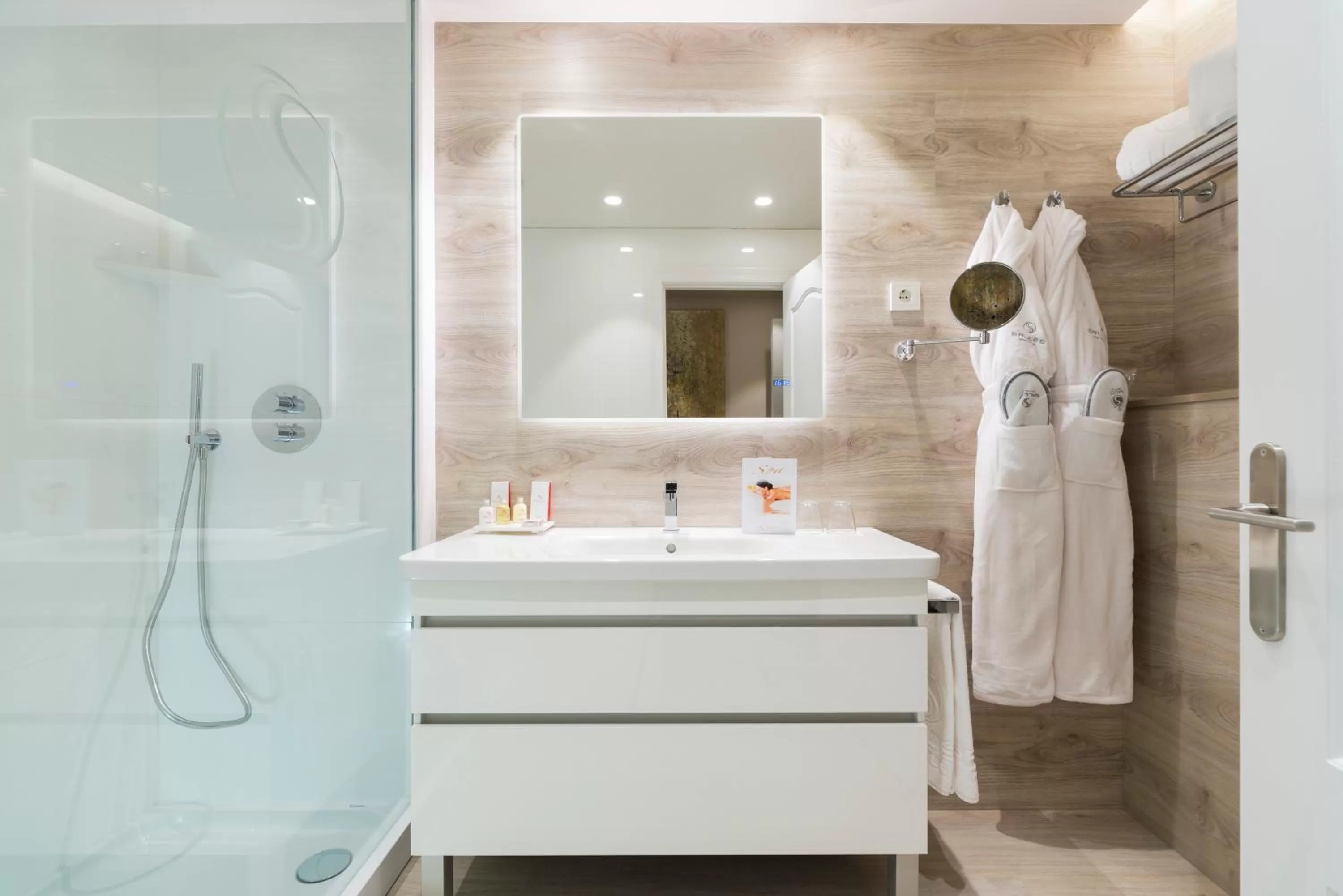 Bathroom in Sallés Hotel Pere IV