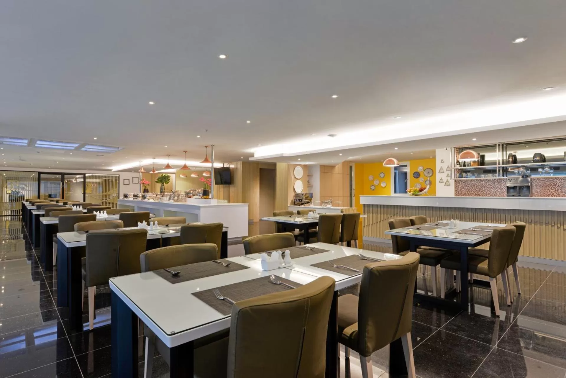 Restaurant/places to eat in Le D'Tel Bangkok