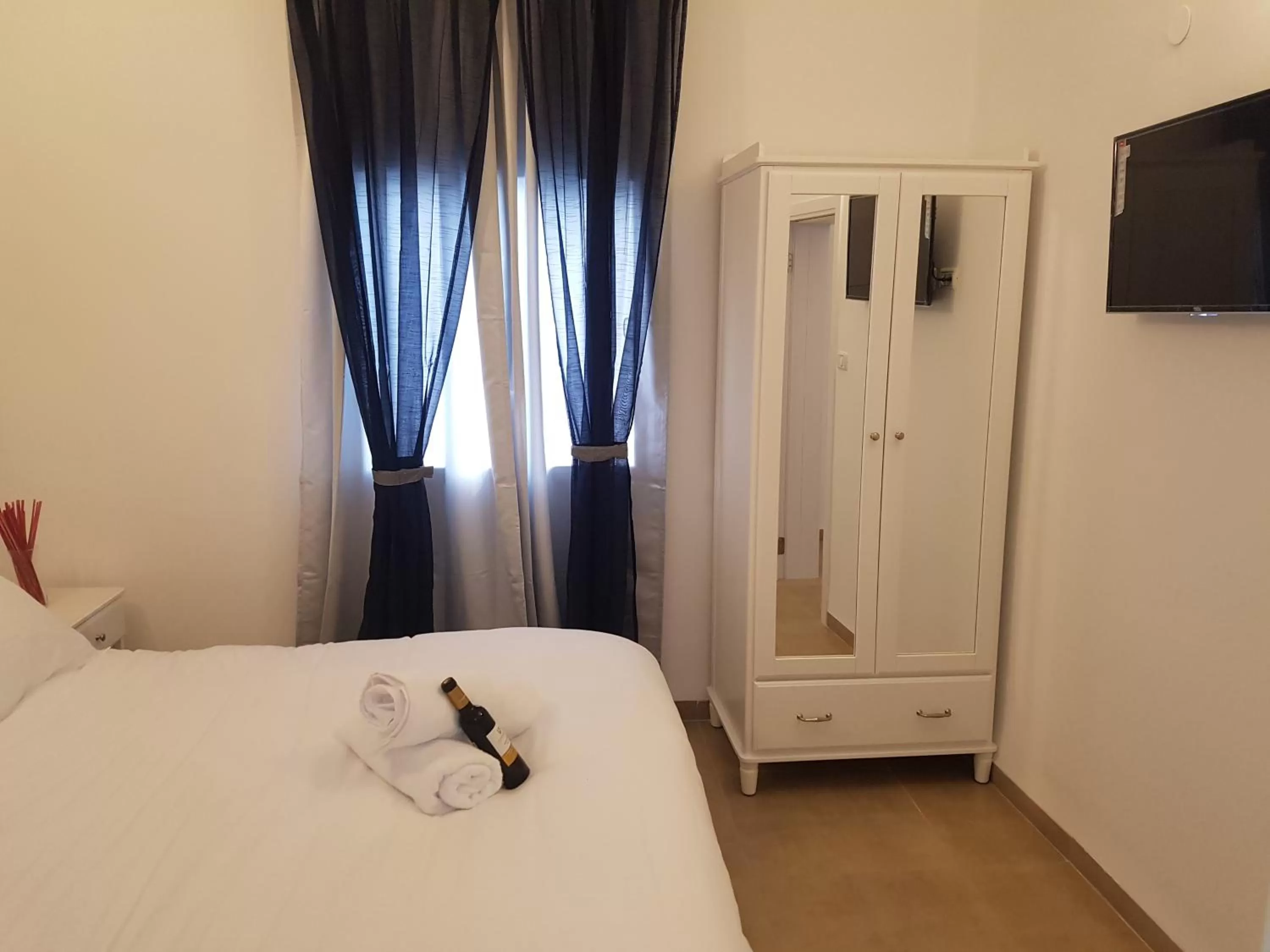 Bedroom, Bed in אבני החושן- Avnei Hoshen