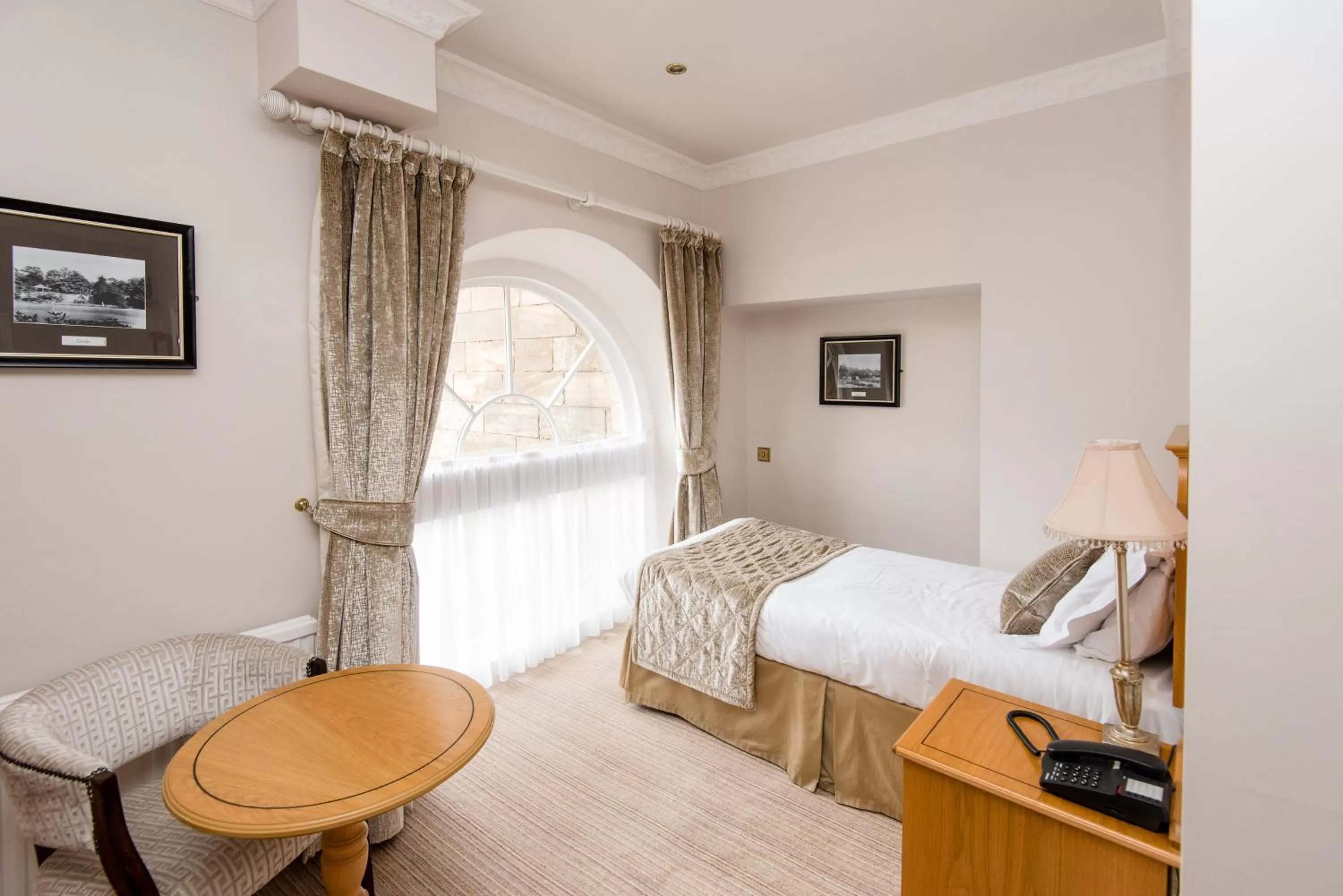 Bedroom, Bed in Waterton Park Hotel