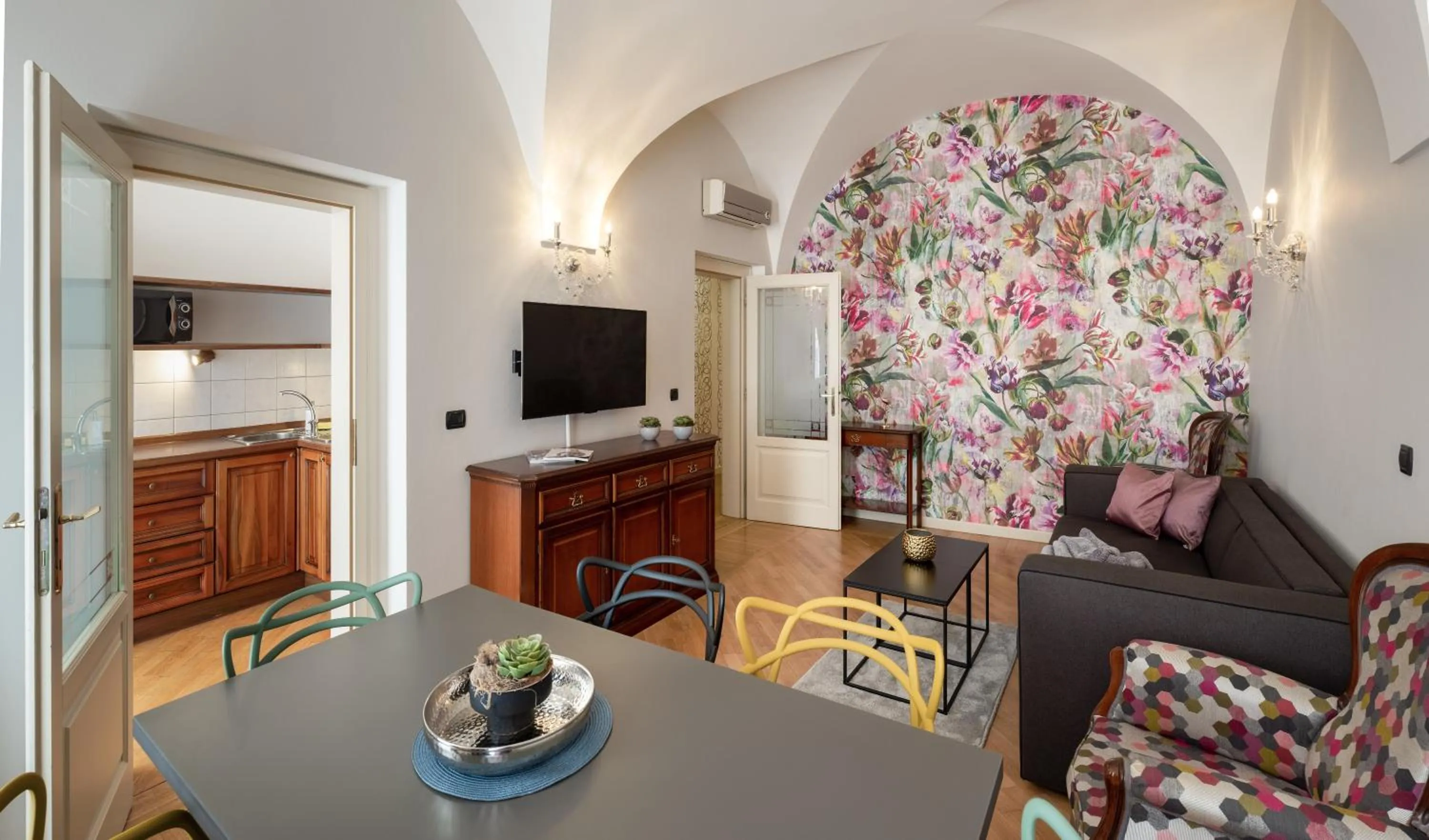 Living room in Chateau 9 Apartments by Adrez