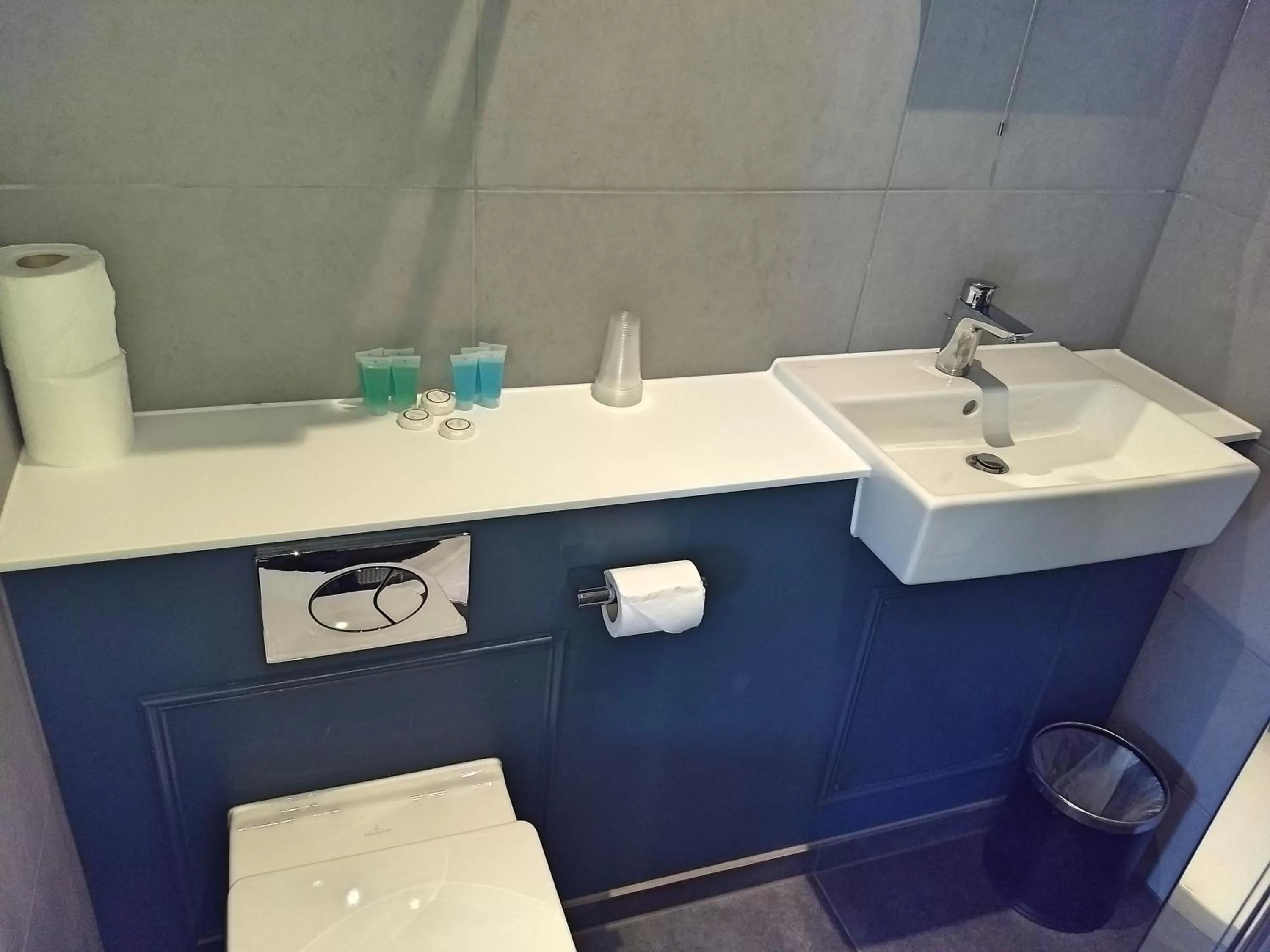 Bathroom in Garden Court Hotel