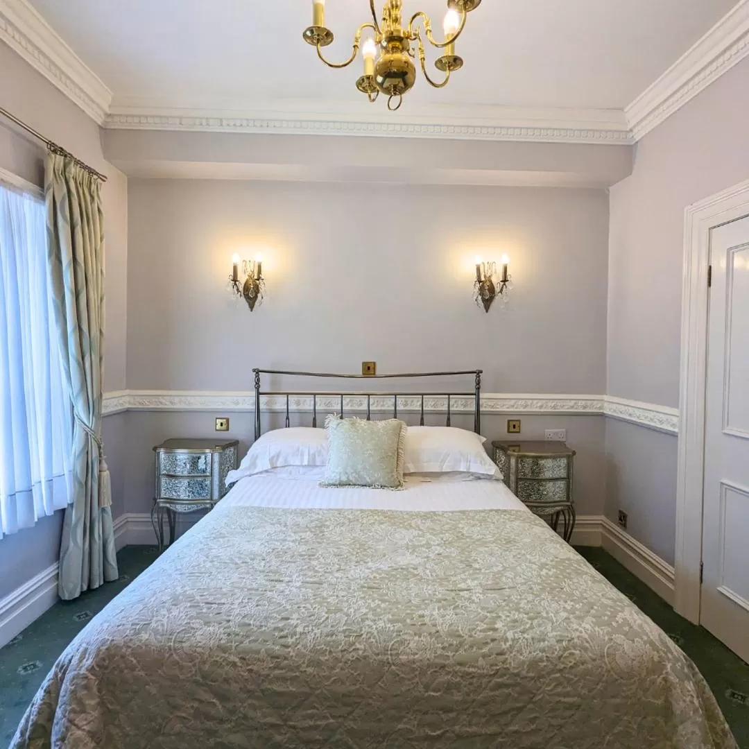 Bed in Shaw Hill Hotel Golf And Country Club