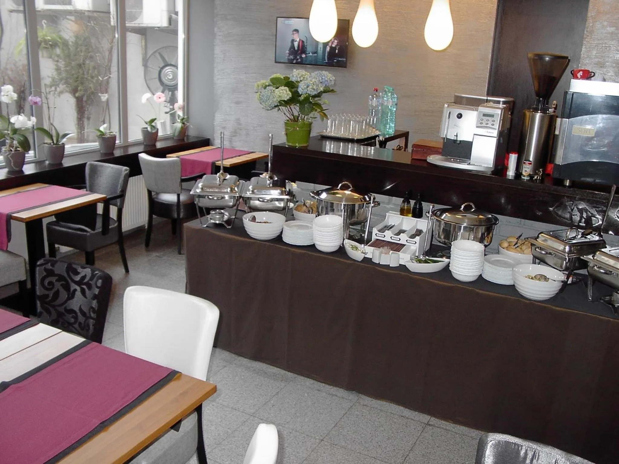 Restaurant/places to eat in Unique Boutique