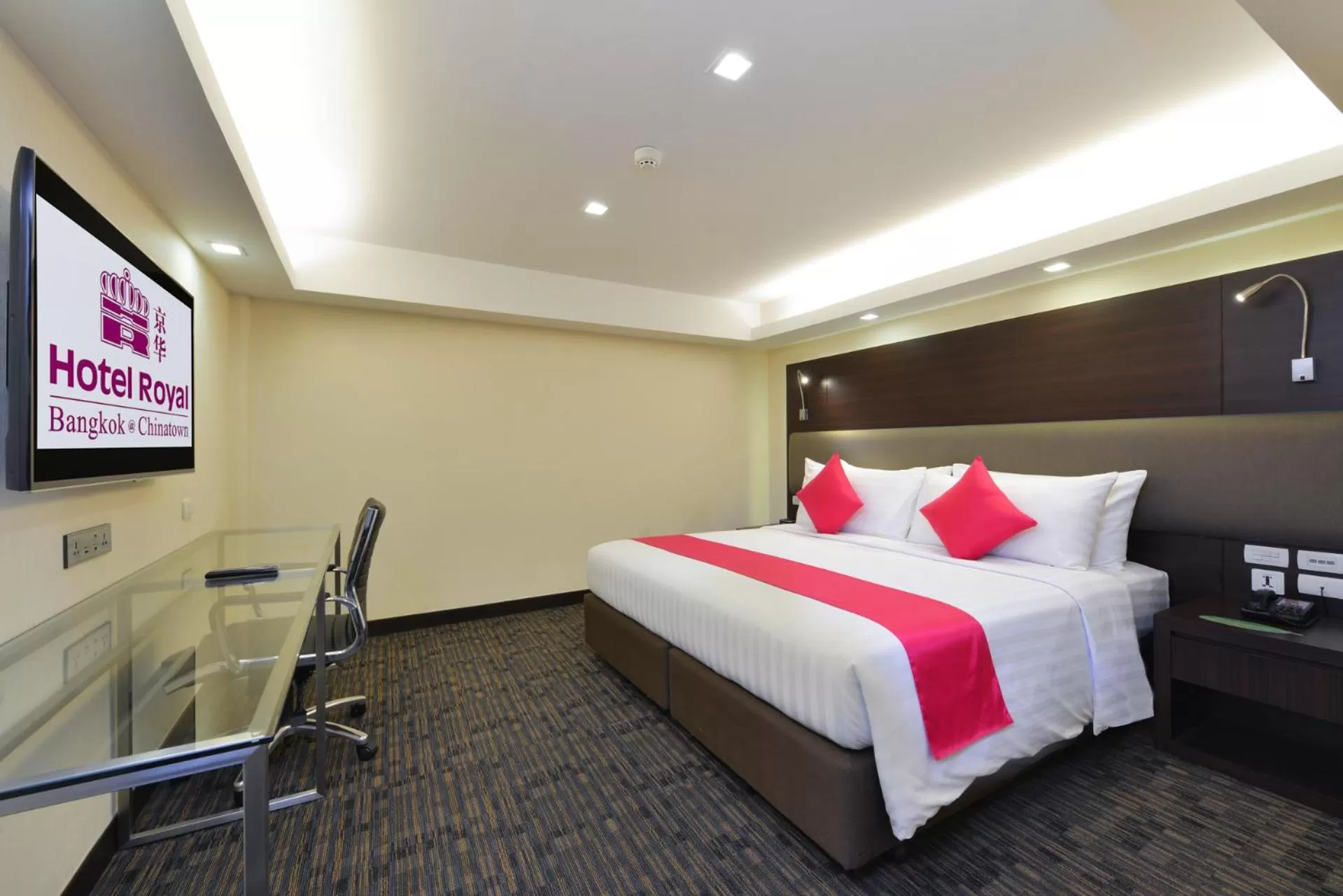 Bedroom, Bed in Hotel Royal Bangkok