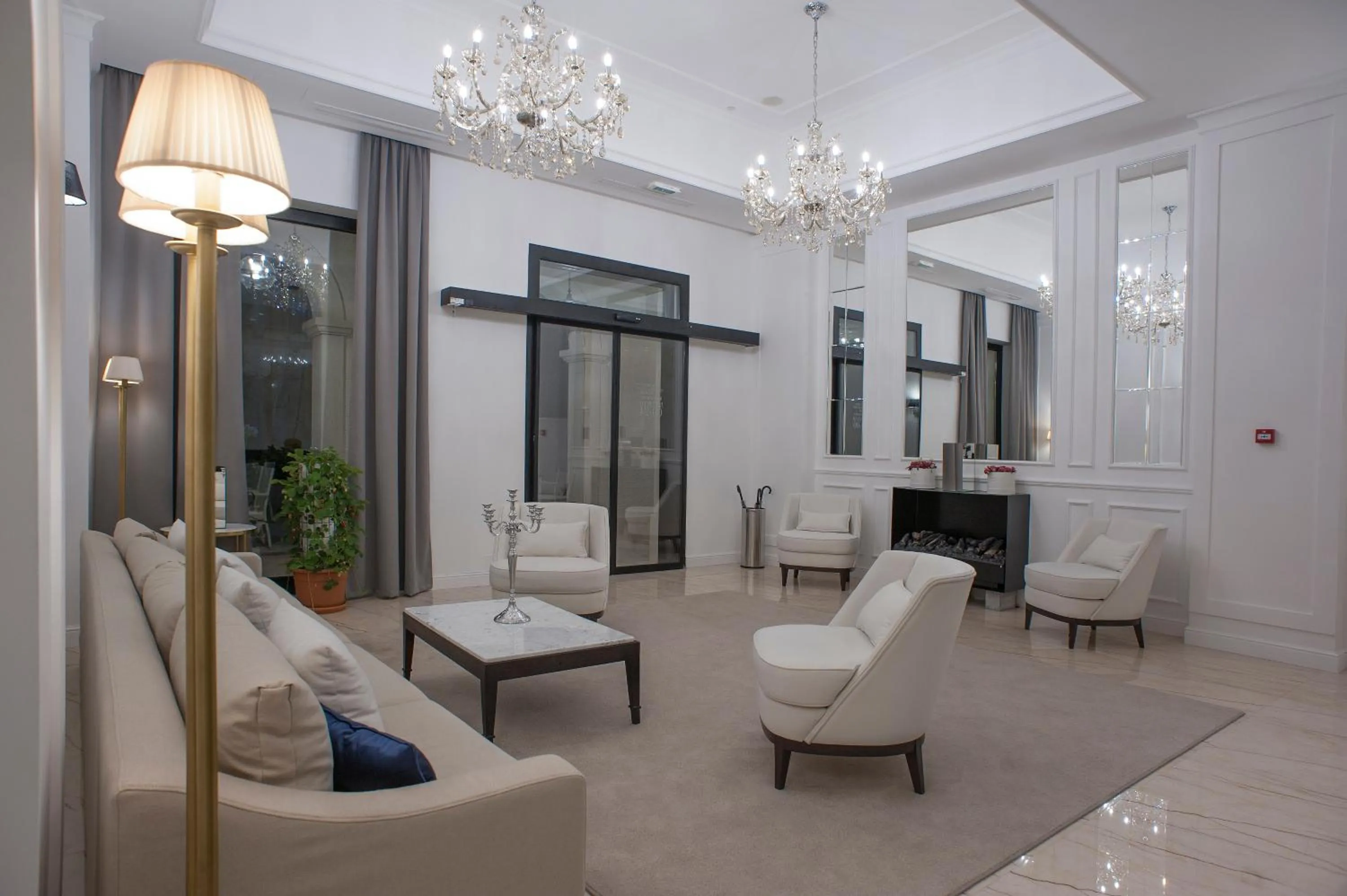 Communal lounge/ TV room in Hotel Moskva