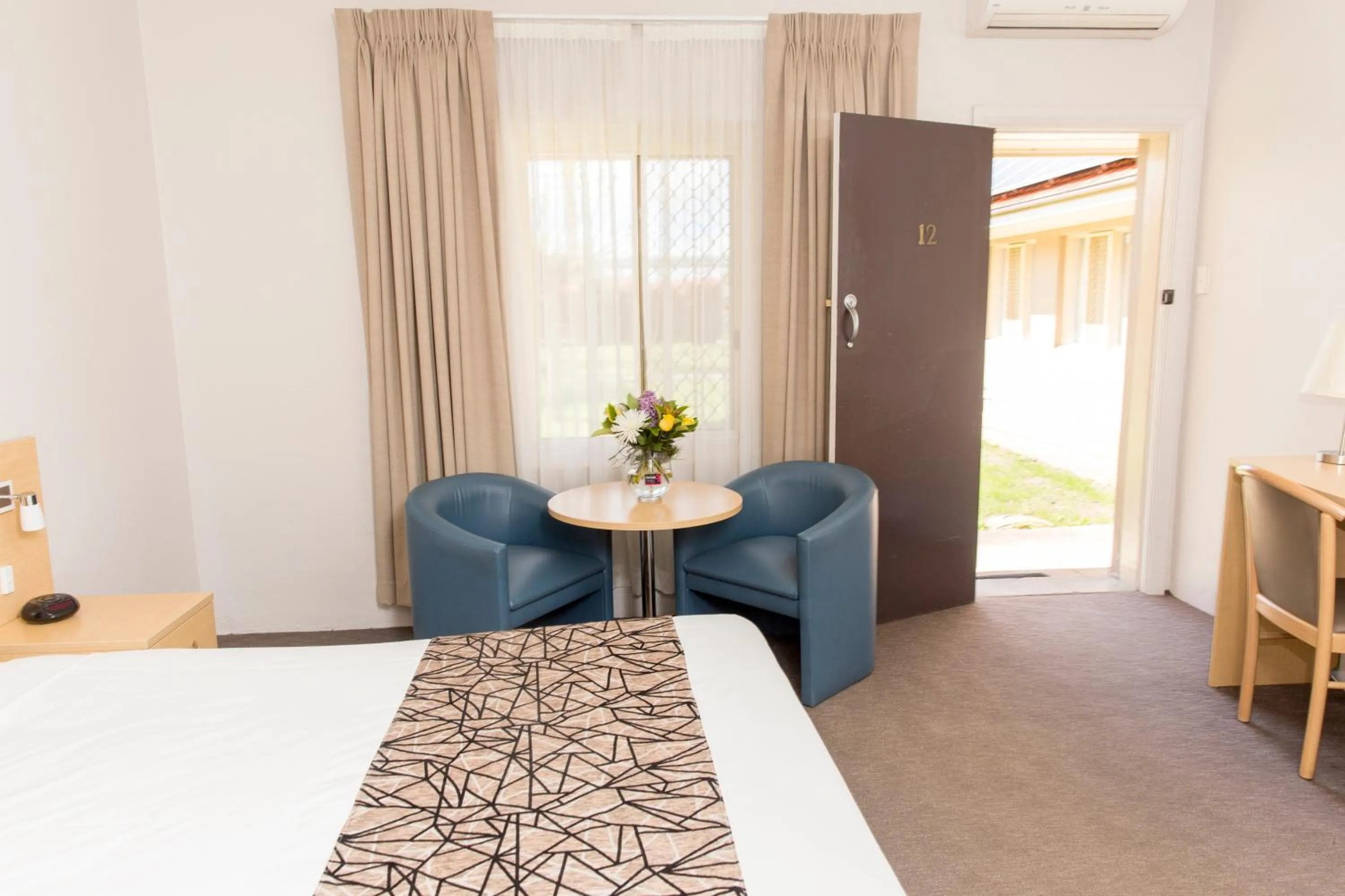 Seating area, Bed in Bathurst Motor Inn