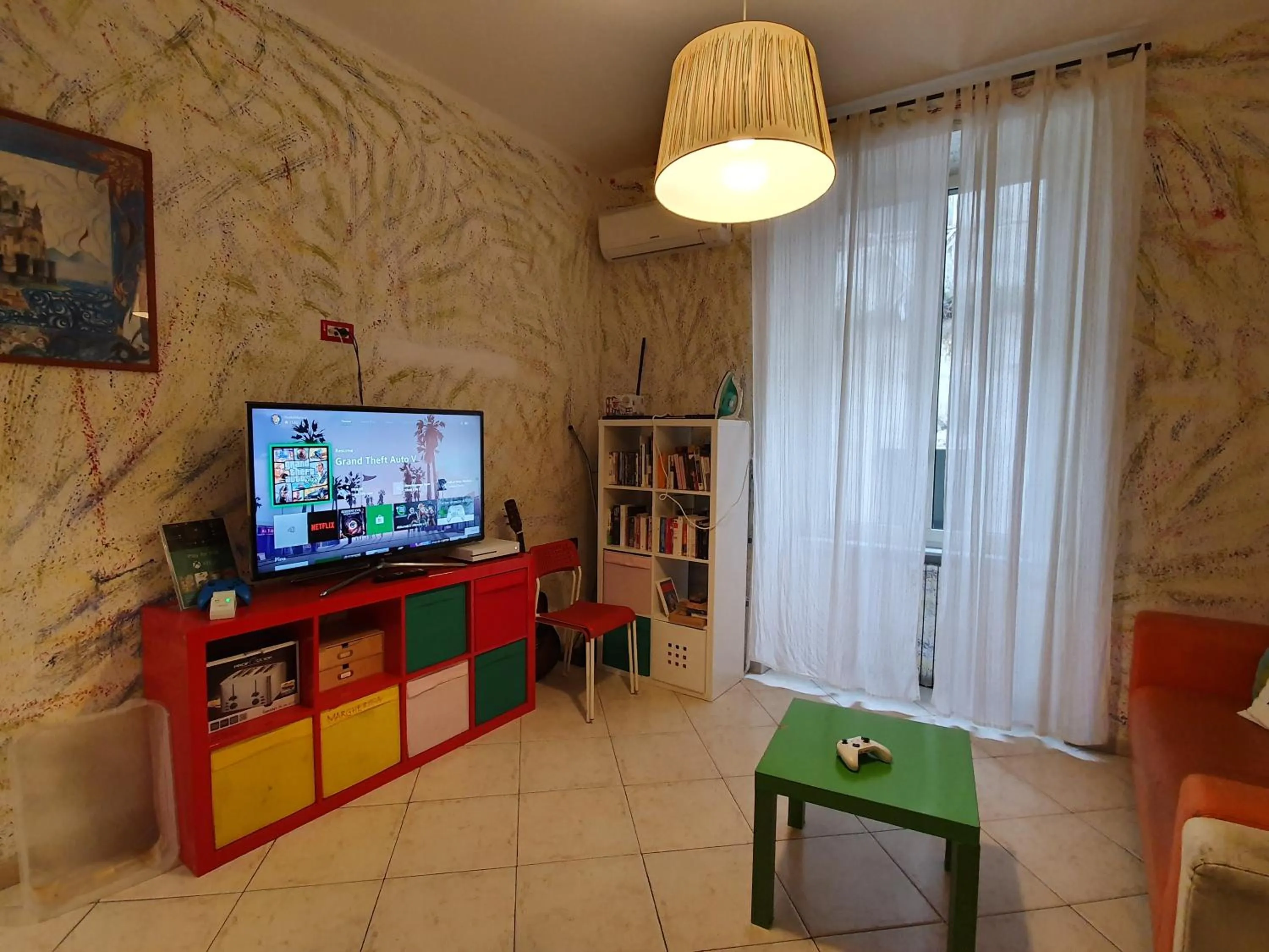 Communal lounge/ TV room in Hostel Mancini Naples