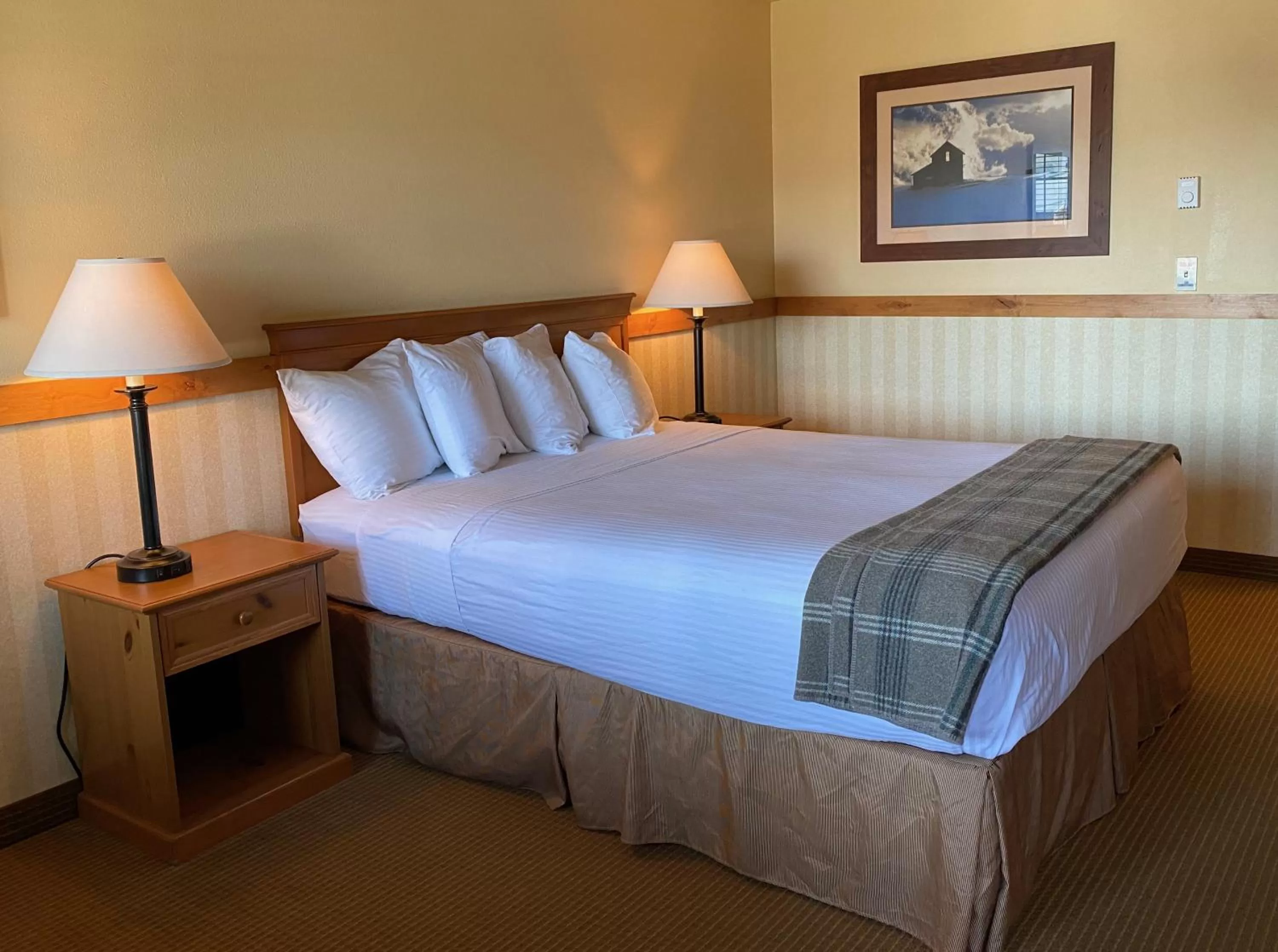 Bed in Cousin's Country Inn