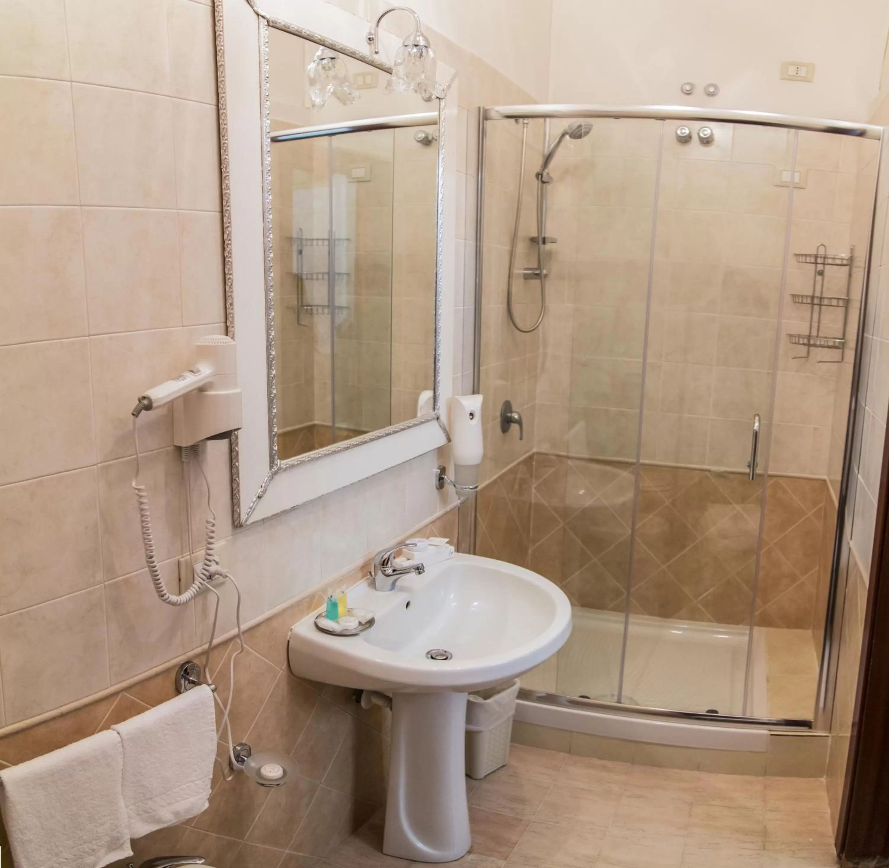 Toilet in Hotel des Artistes