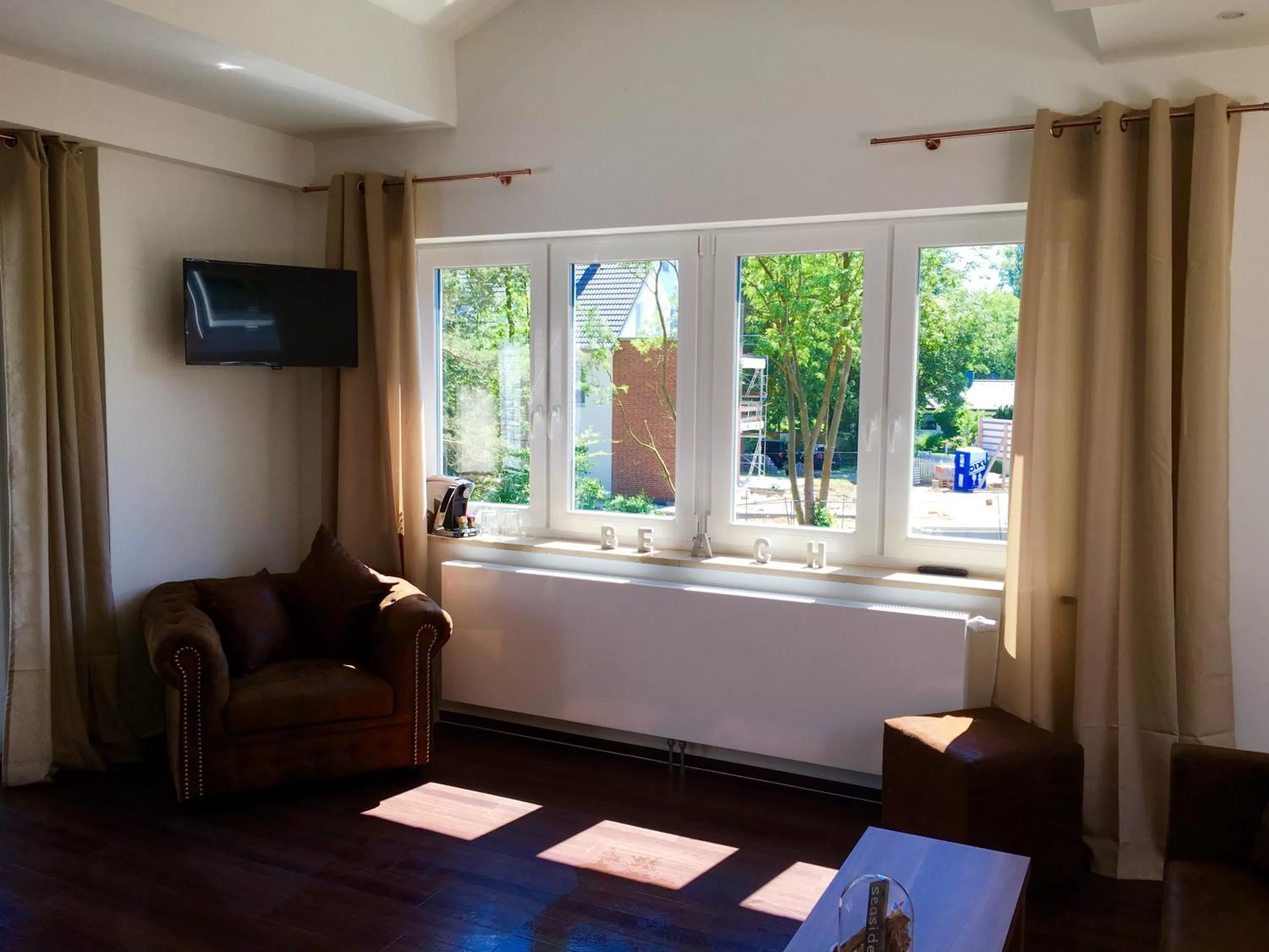 Photo of the whole room in Seaside-Townhouse