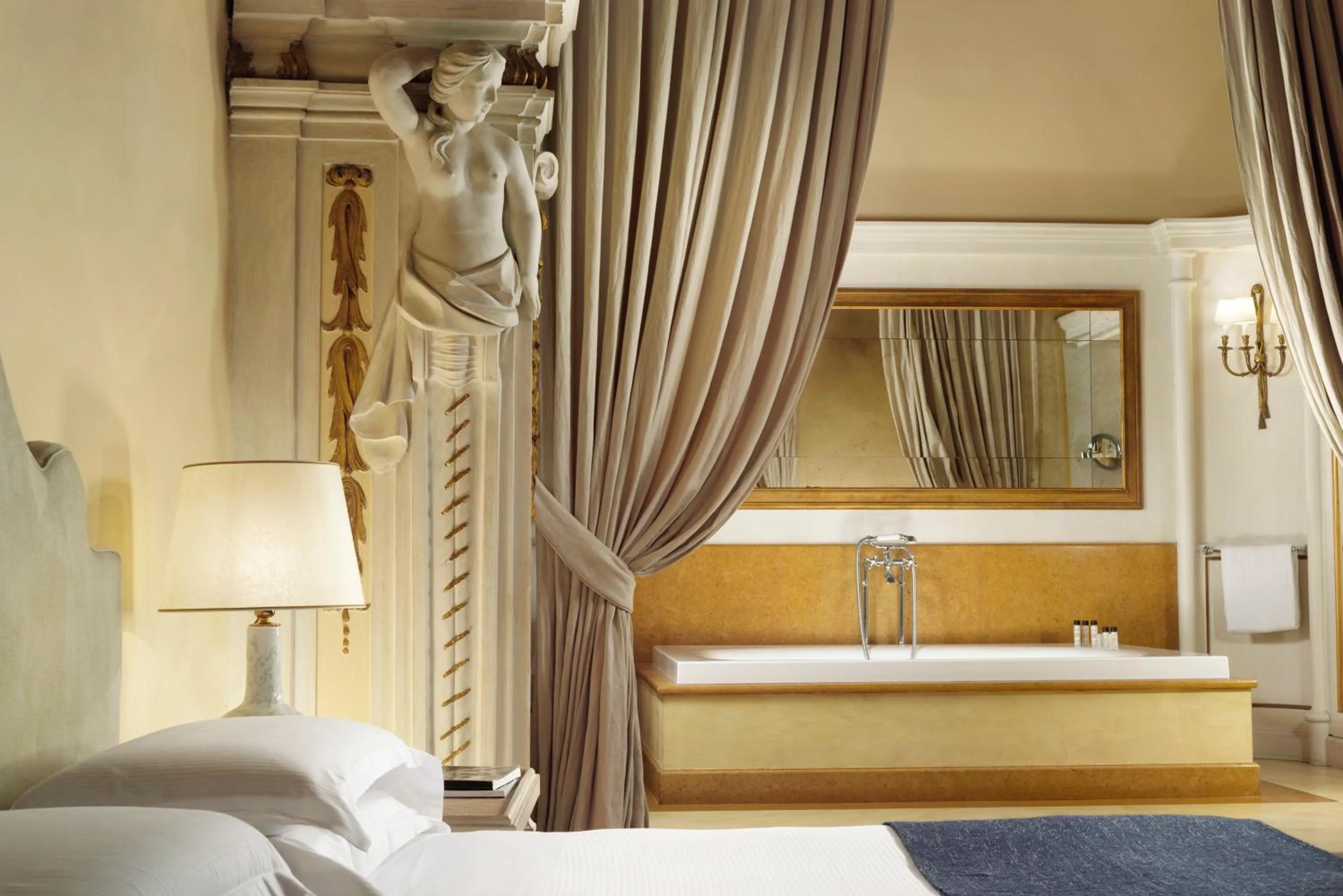 Bathroom, Bed in Al Palazzo del Marchese di Camugliano Residenza d'Epoca