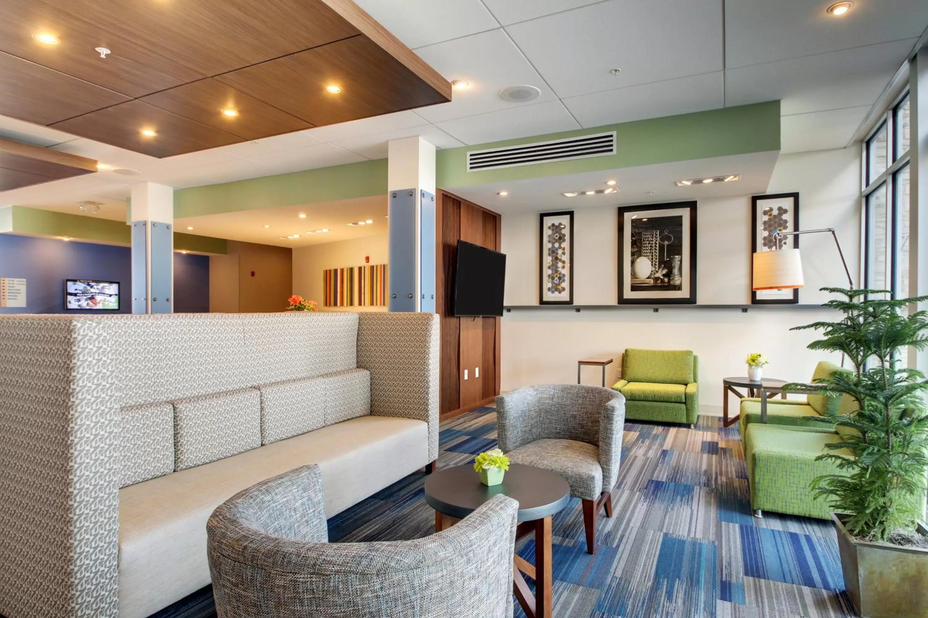 Property building in Holiday Inn Express & Suites Galesburg by IHG