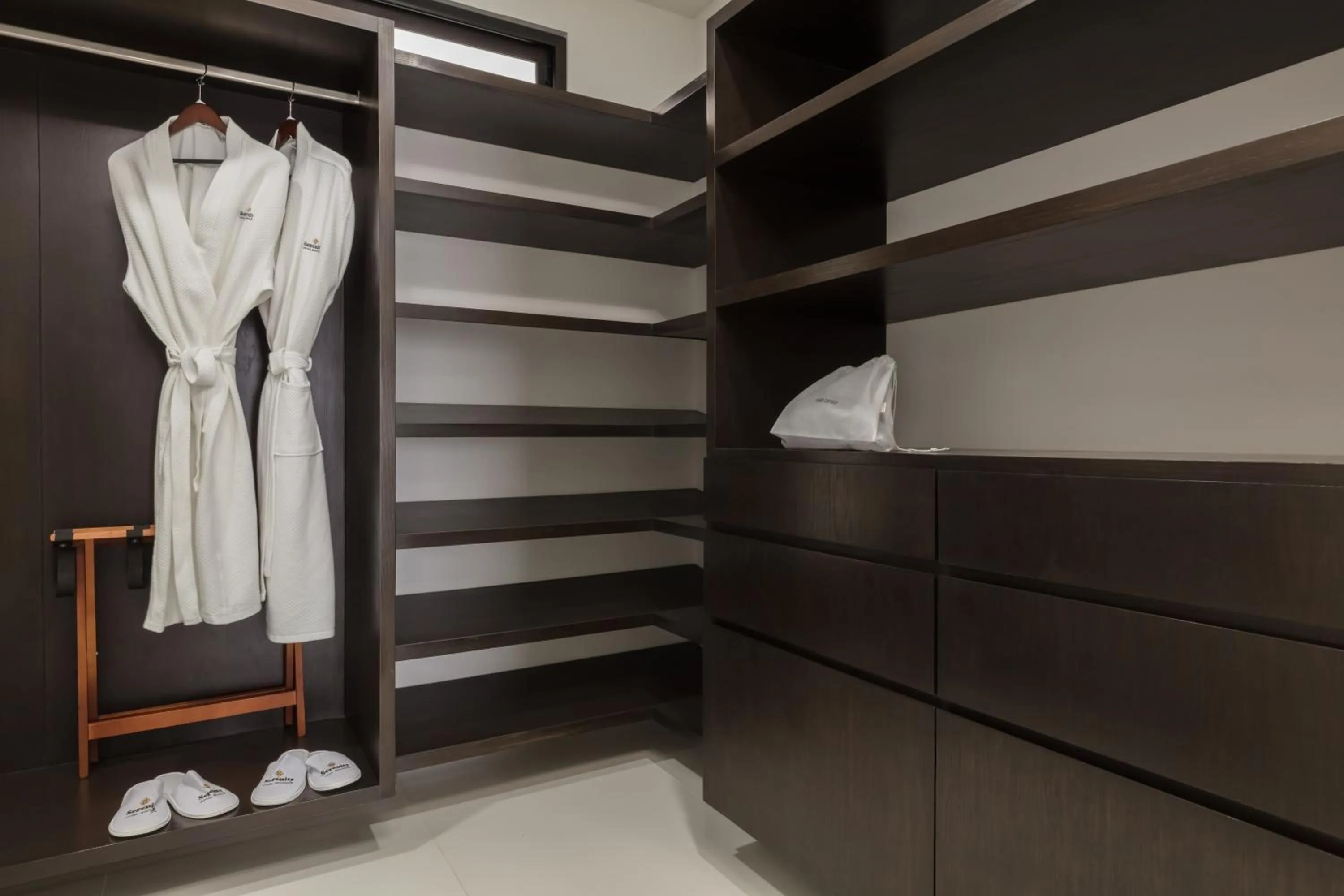 wardrobe, Bed in Serenity Hotel Boutique By Alsol