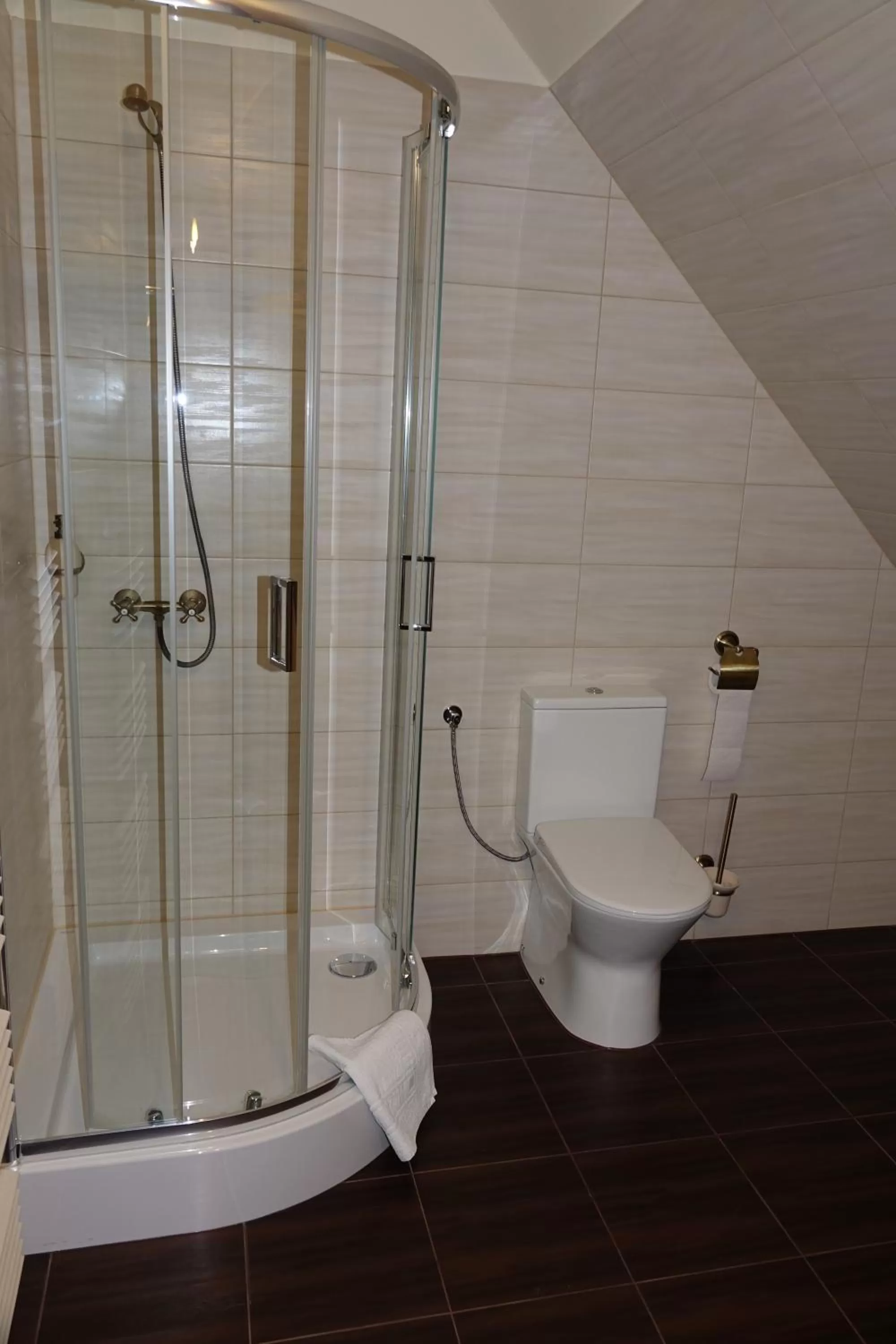 Gościniec Dworski w Ropie - Pokoje gościnne