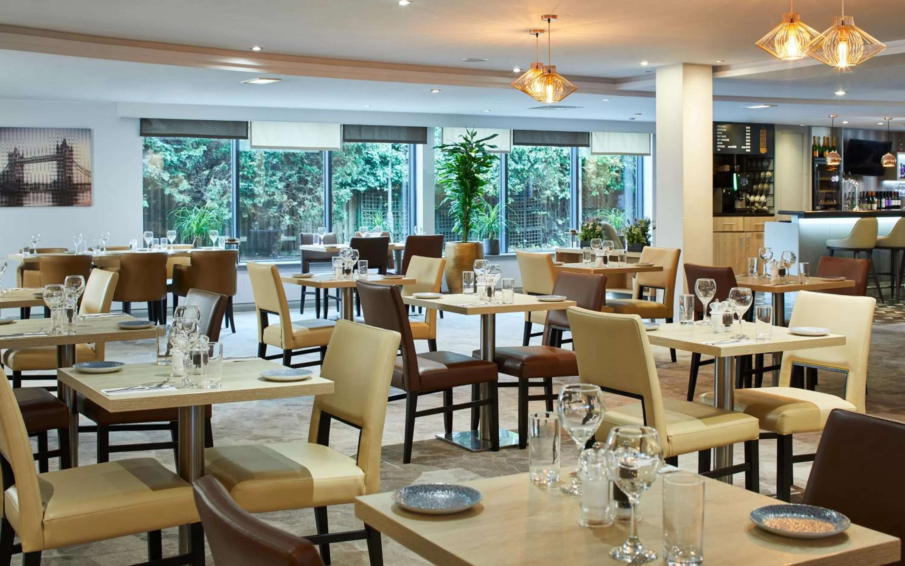 Restaurant/places to eat in Leonardo London Heathrow Airport