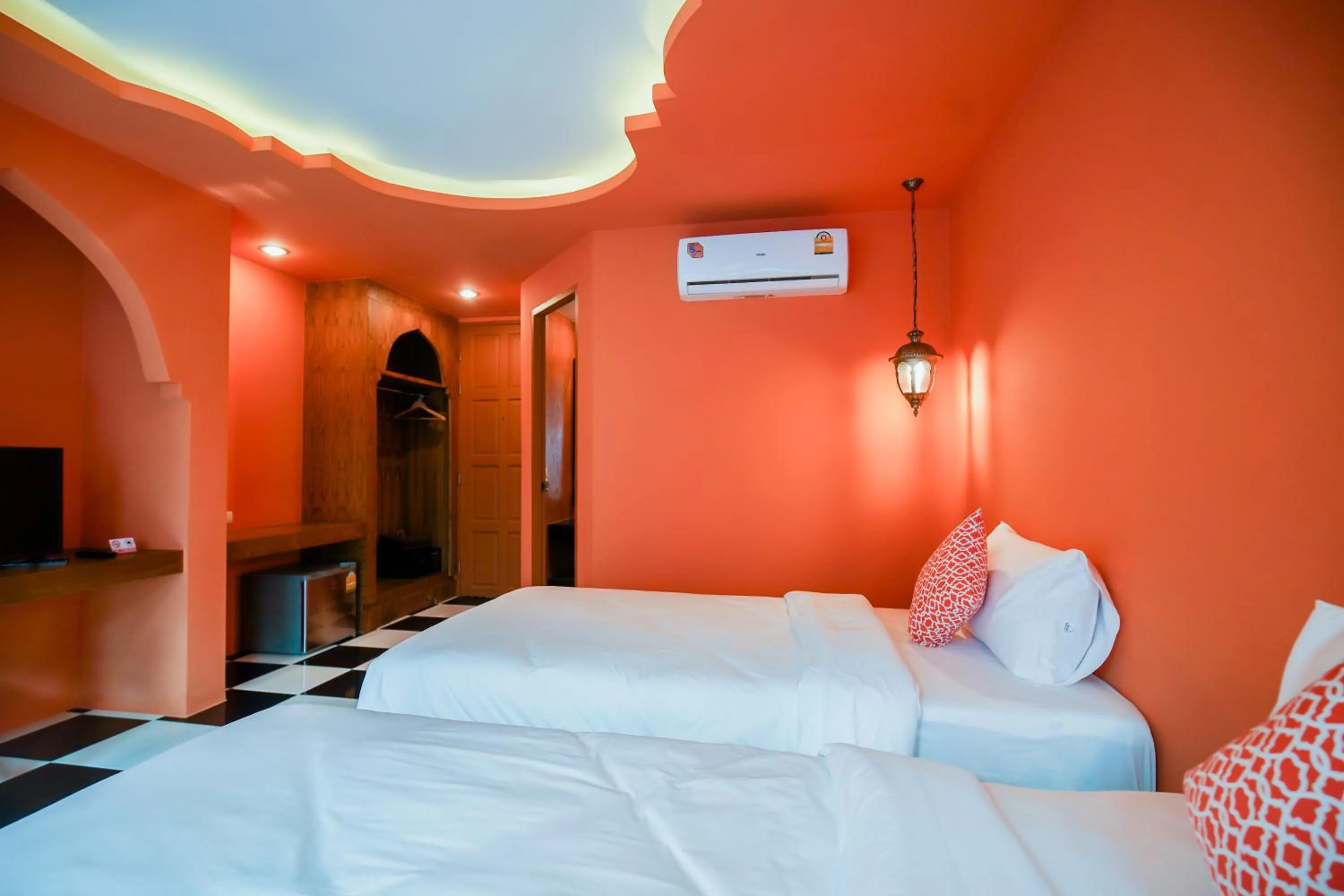 Photo of the whole room, Bed in Khaleej Mass Hotel Patong