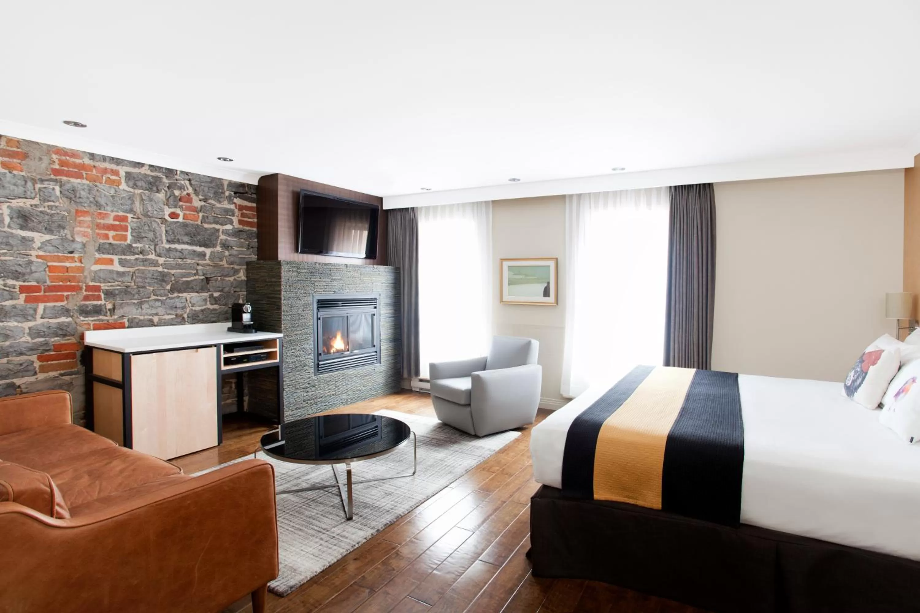 Seating area, Bed in Hotel du Vieux Quebec