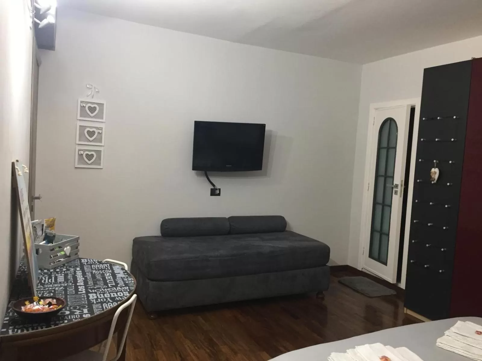 TV and multimedia, TV/Entertainment Center in Mapi Room