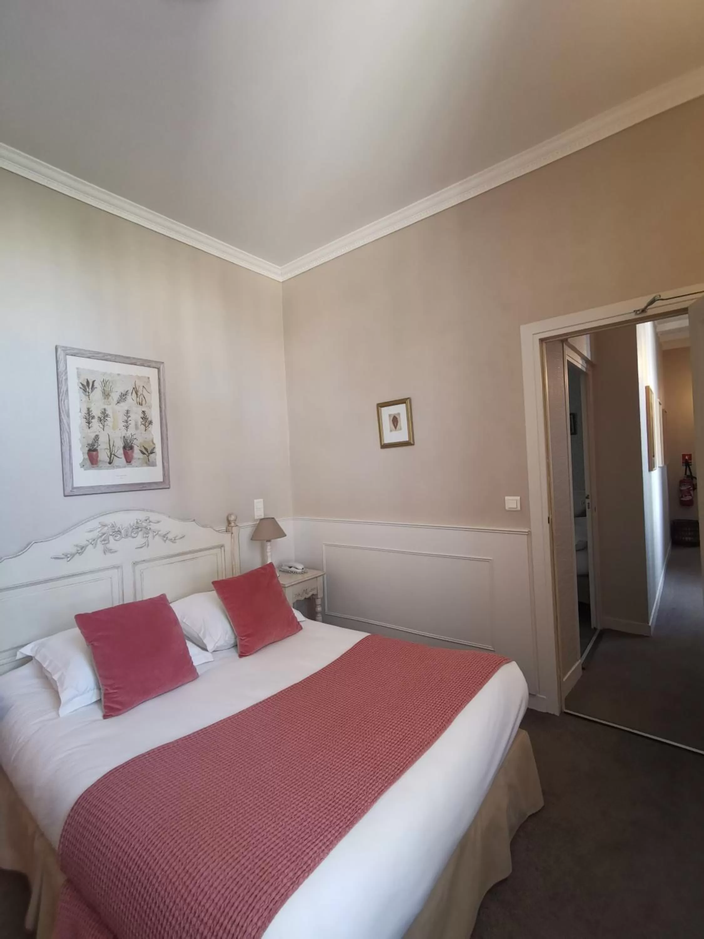 Photo of the whole room, Bed in Hôtel du Parc