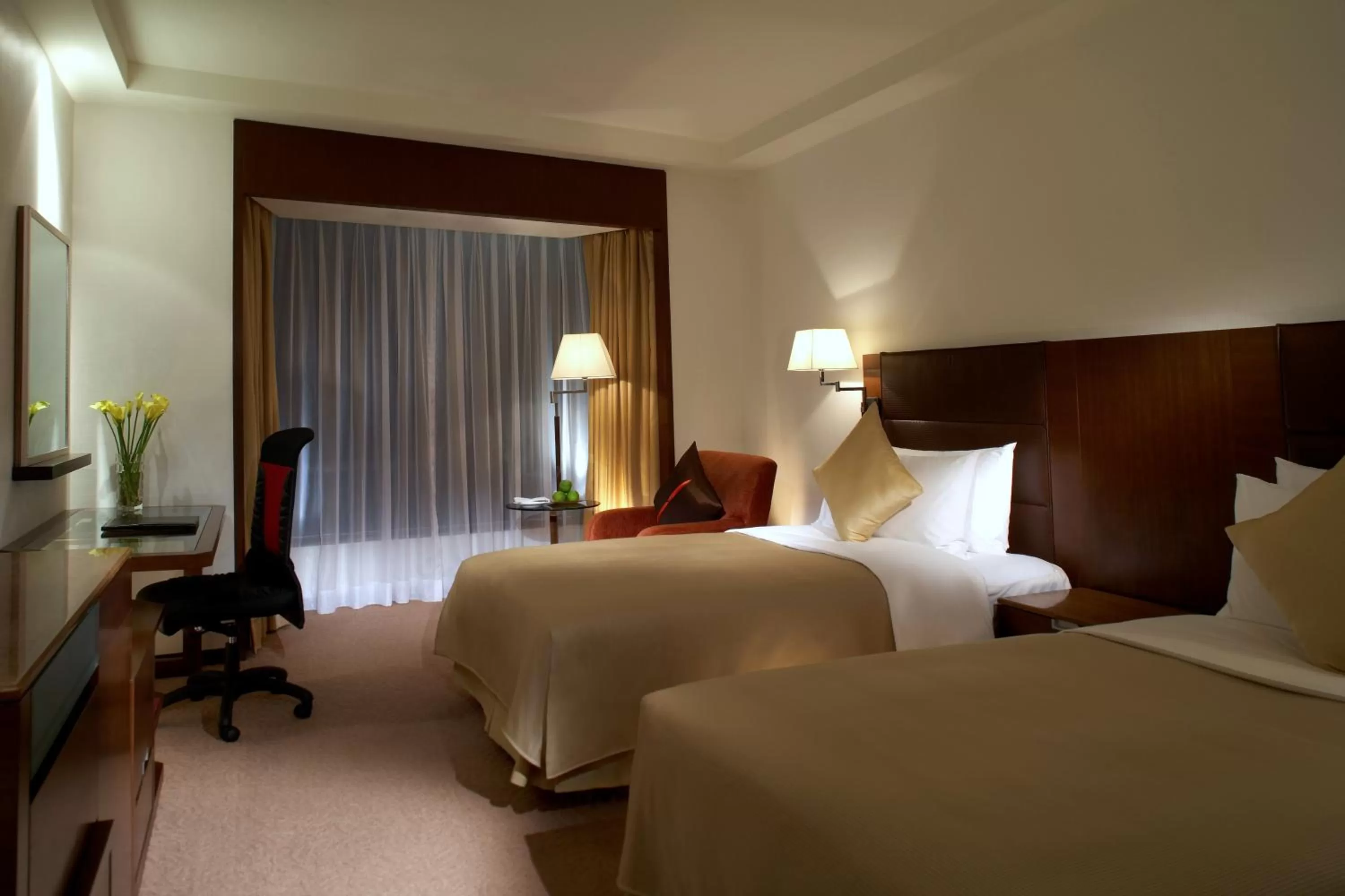 Bed in Shangri-La Shenzhen - Nearby Luohu Border, Outdoor Swimming Pool