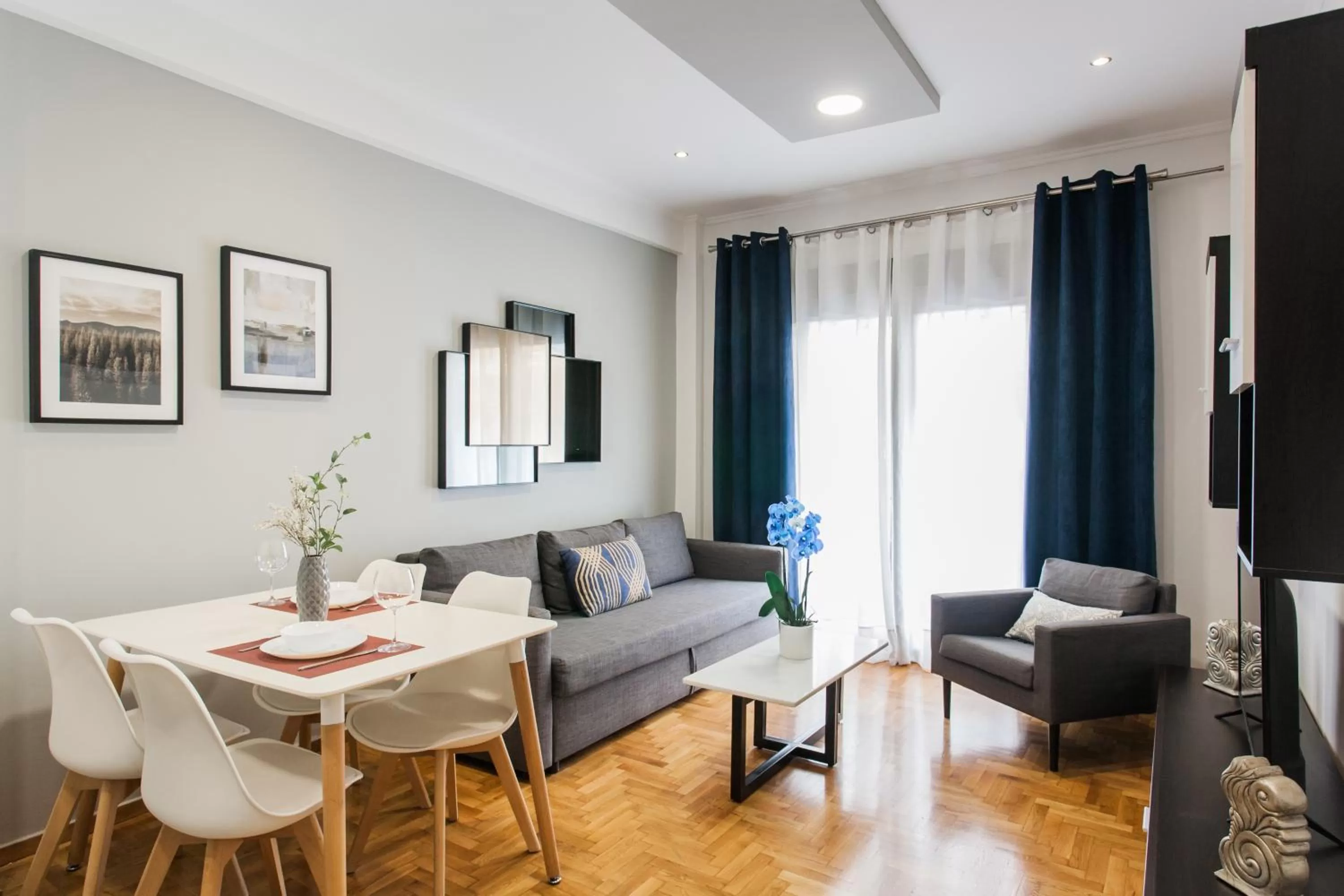 Seating area in Nicholas Point Apartments and Rooms