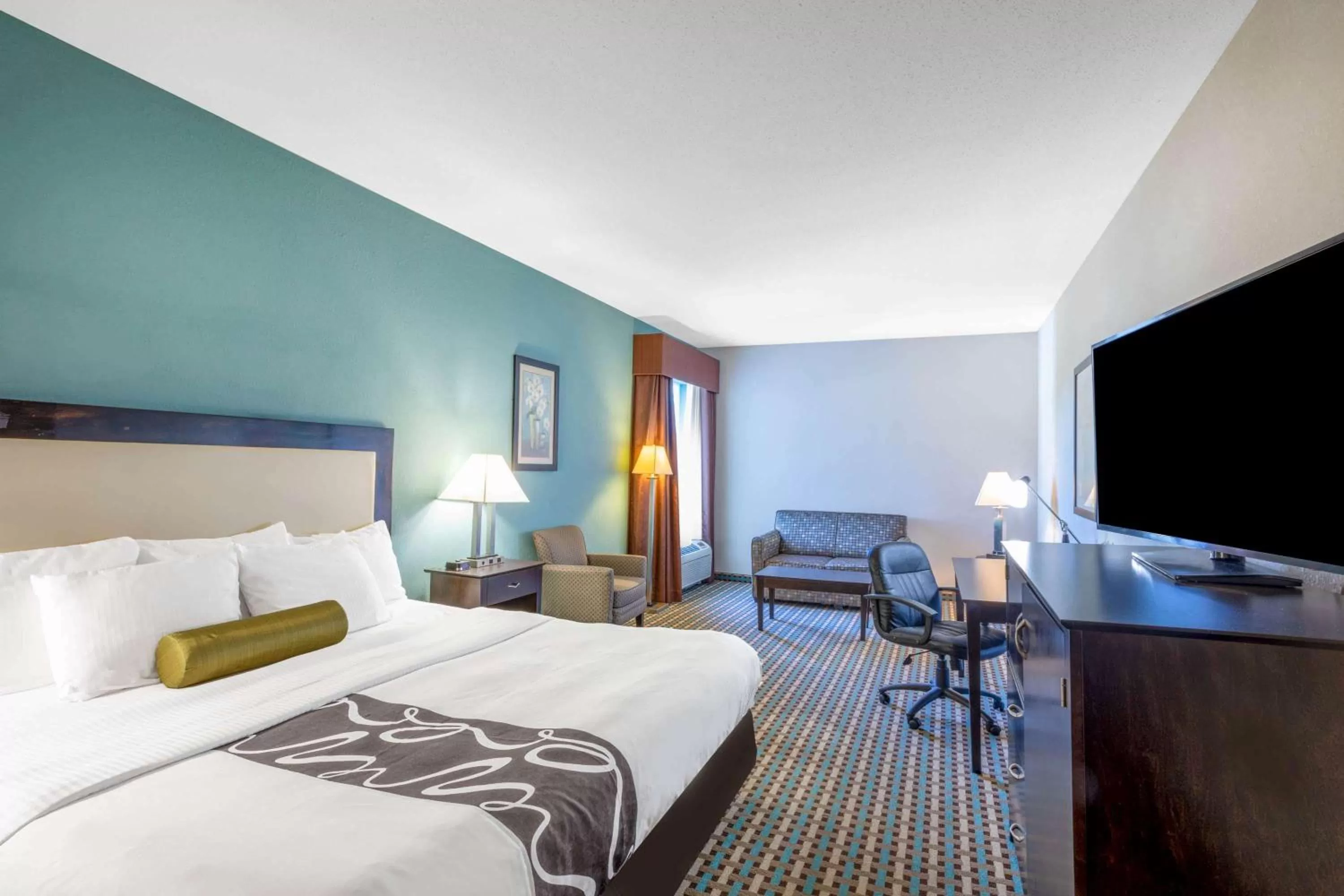 Photo of the whole room, Bed in La Quinta by Wyndham Ely