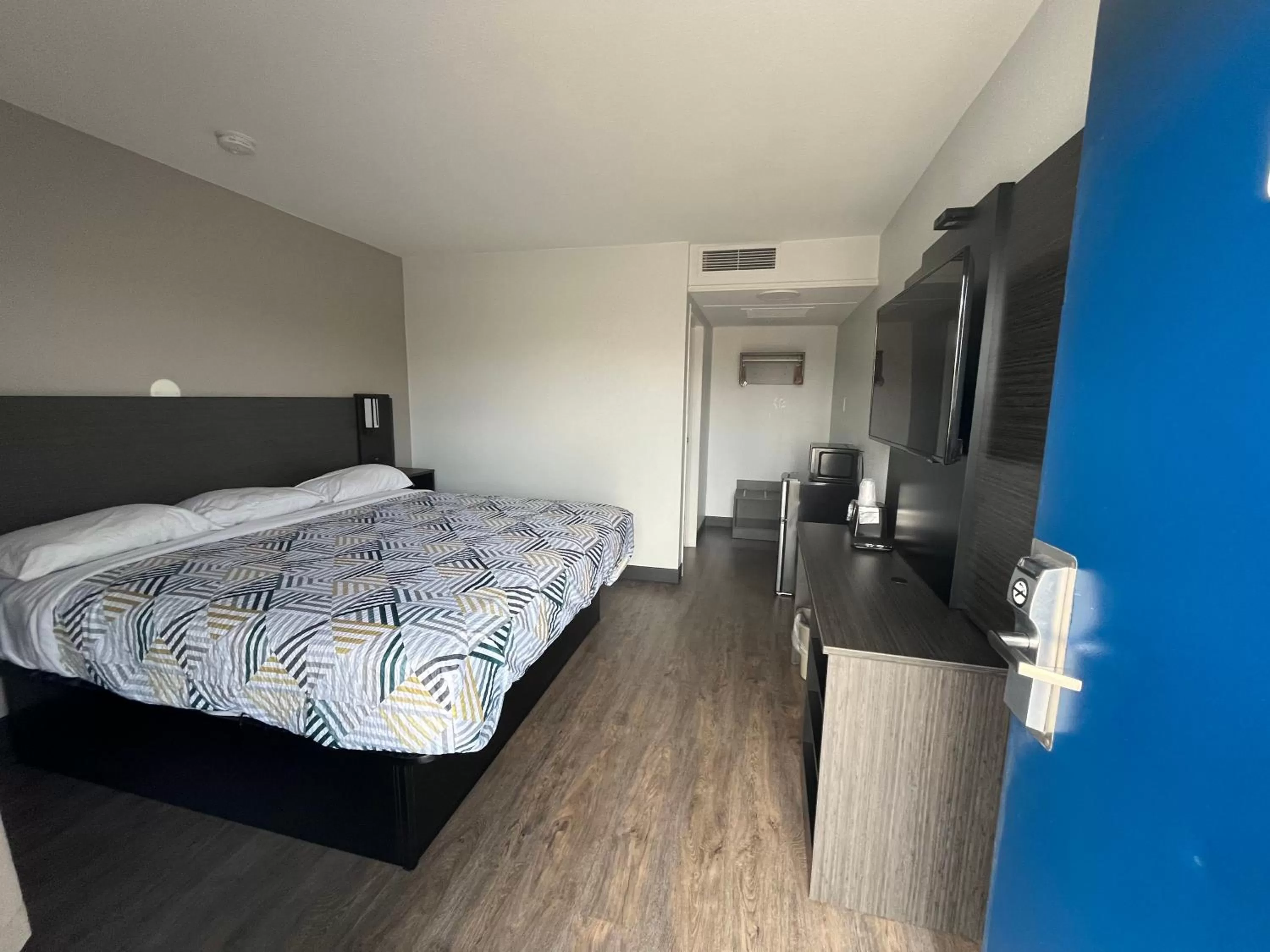 Bed in Motel 6-Wichita, KS - AIRPORT