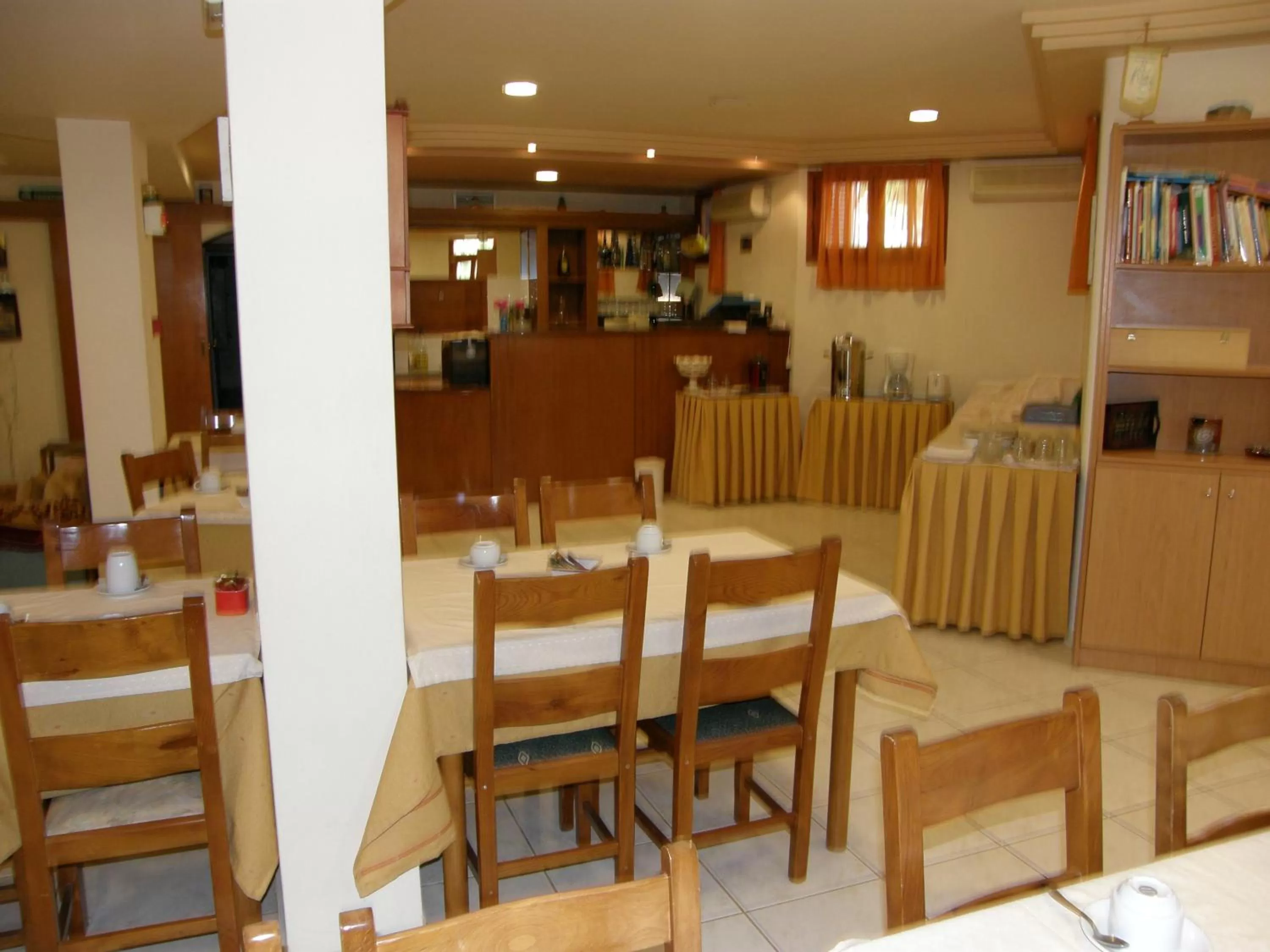 Restaurant/places to eat in Megim Hotel