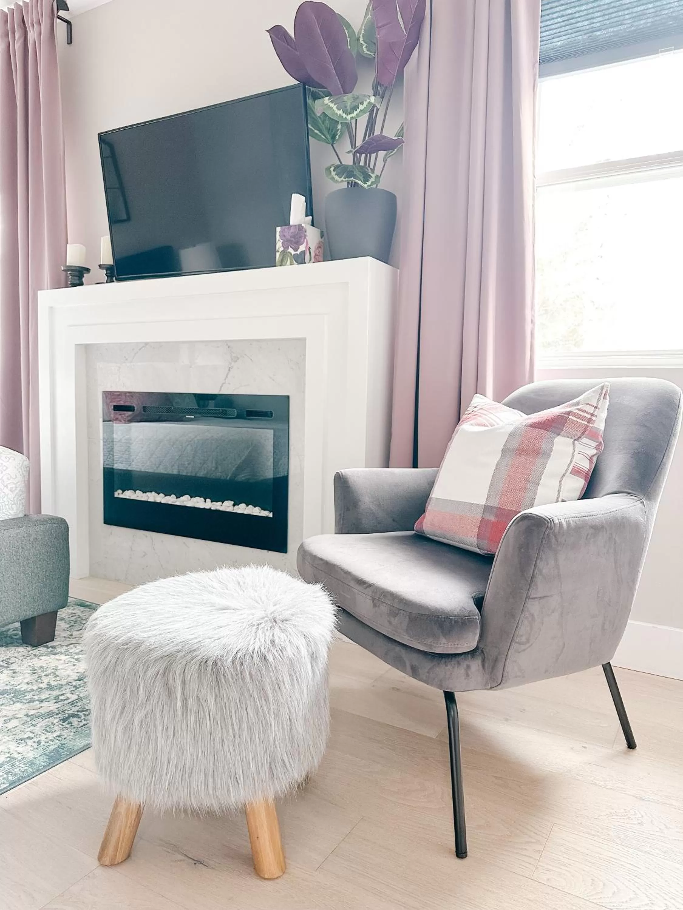 Seating area, TV/Entertainment Center in Inn On King Bed & Breakfast