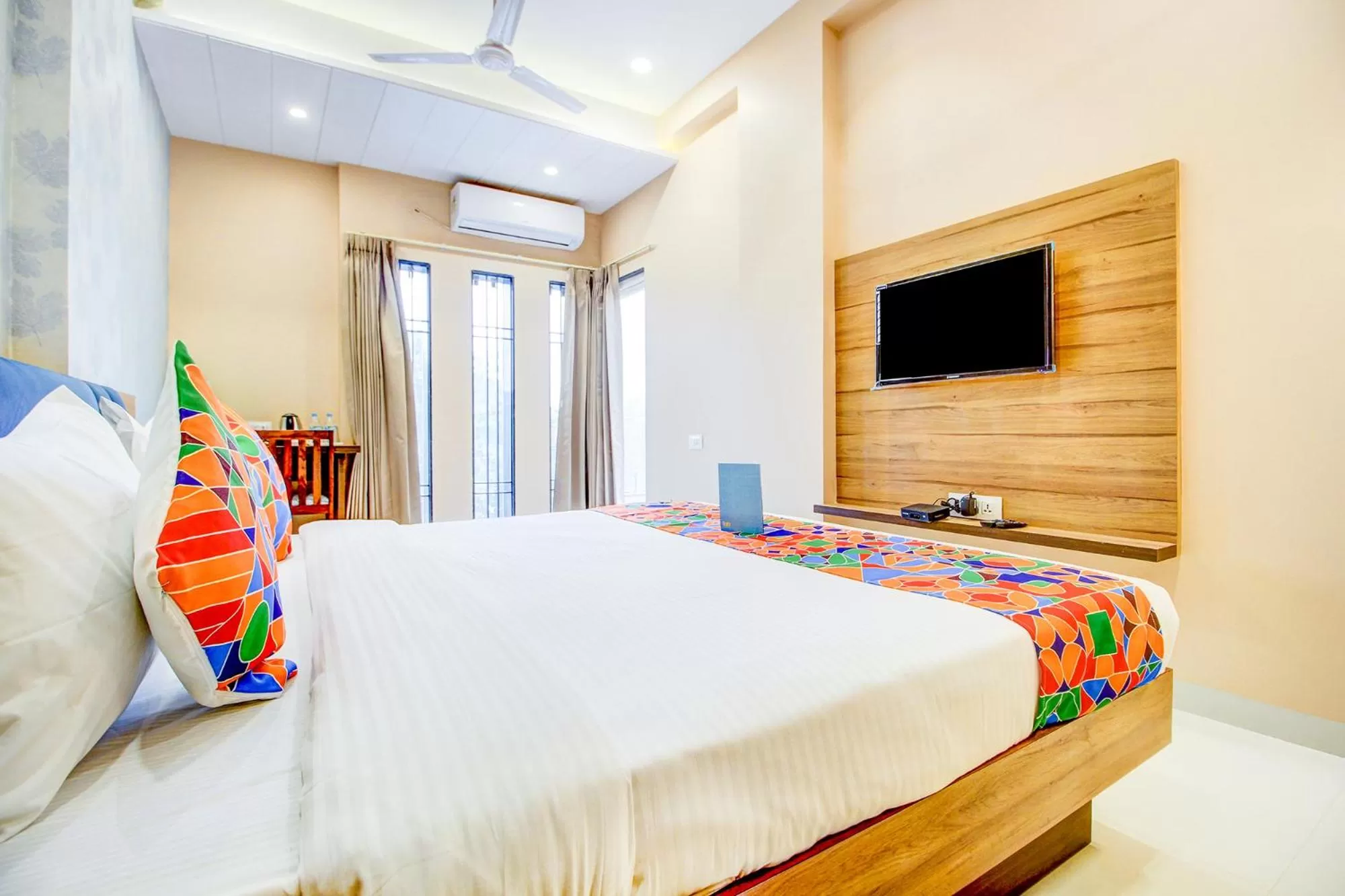 Seating area, Bed in FabHotel 7th Crossing