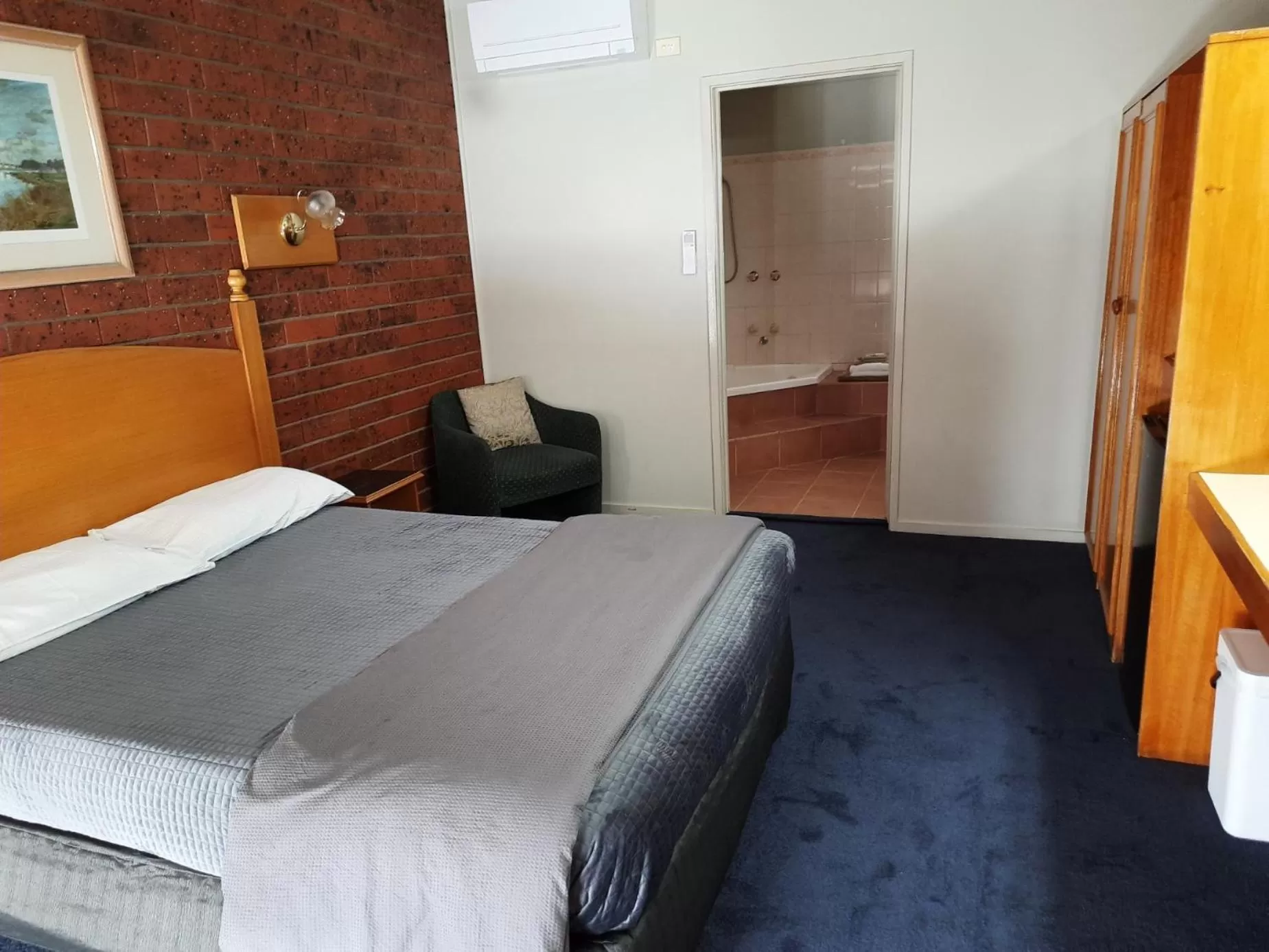 Toilet, Bed in Abbotswood Motor Inn