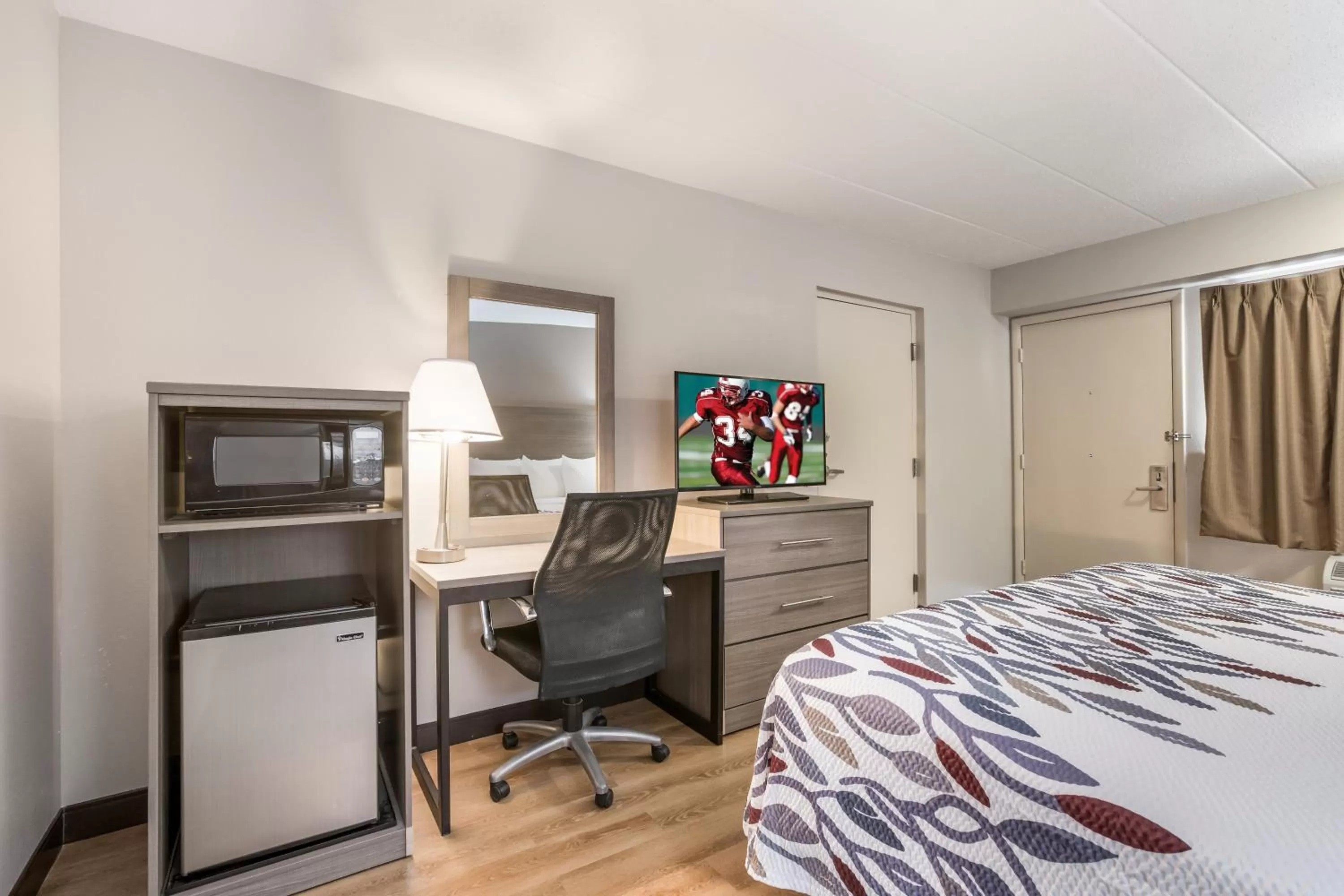 Photo of the whole room, Bed in Red Roof Inn Lansing West - MSU