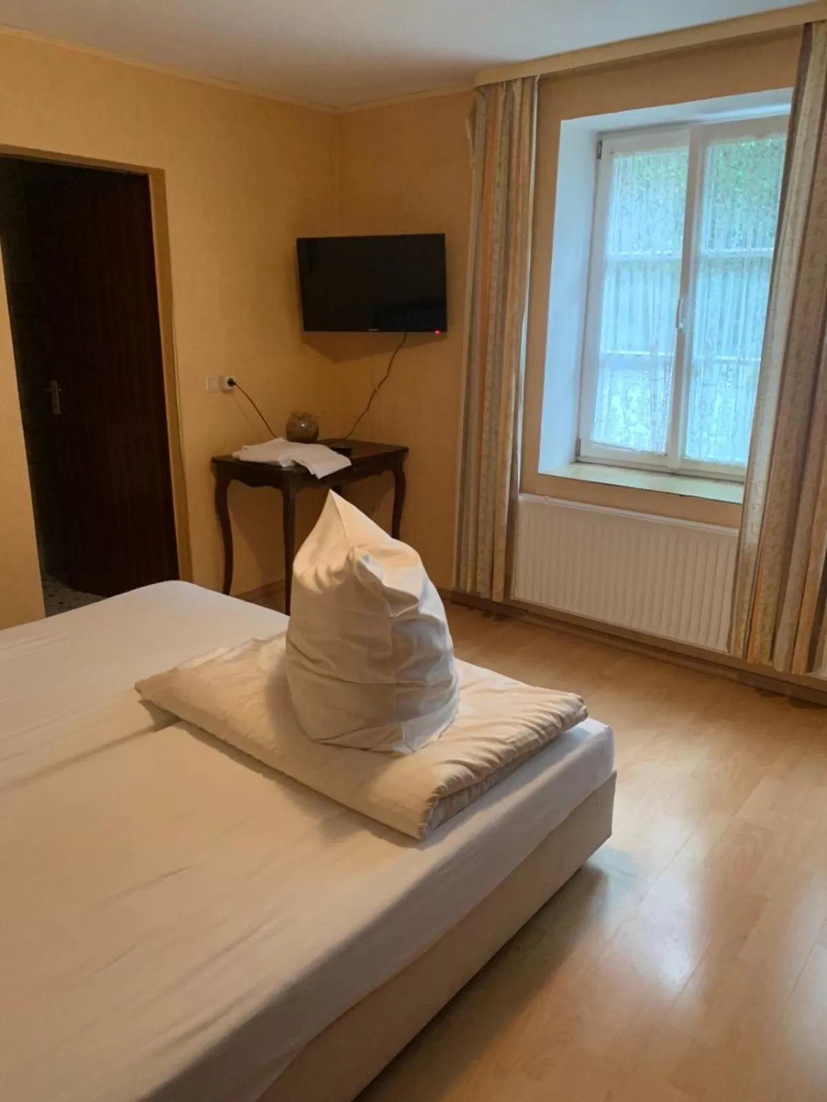 Photo of the whole room, Bed in Hotel Restaurant El Greco bei der Taffingsmühle