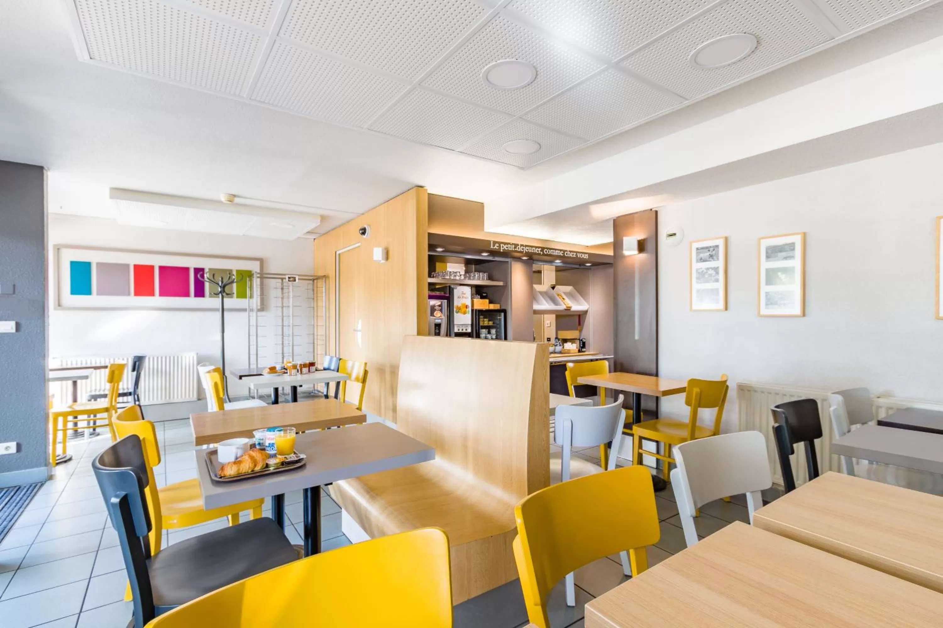 Buffet breakfast in B&B HOTEL TOURS Sud Joué-lès-Tours