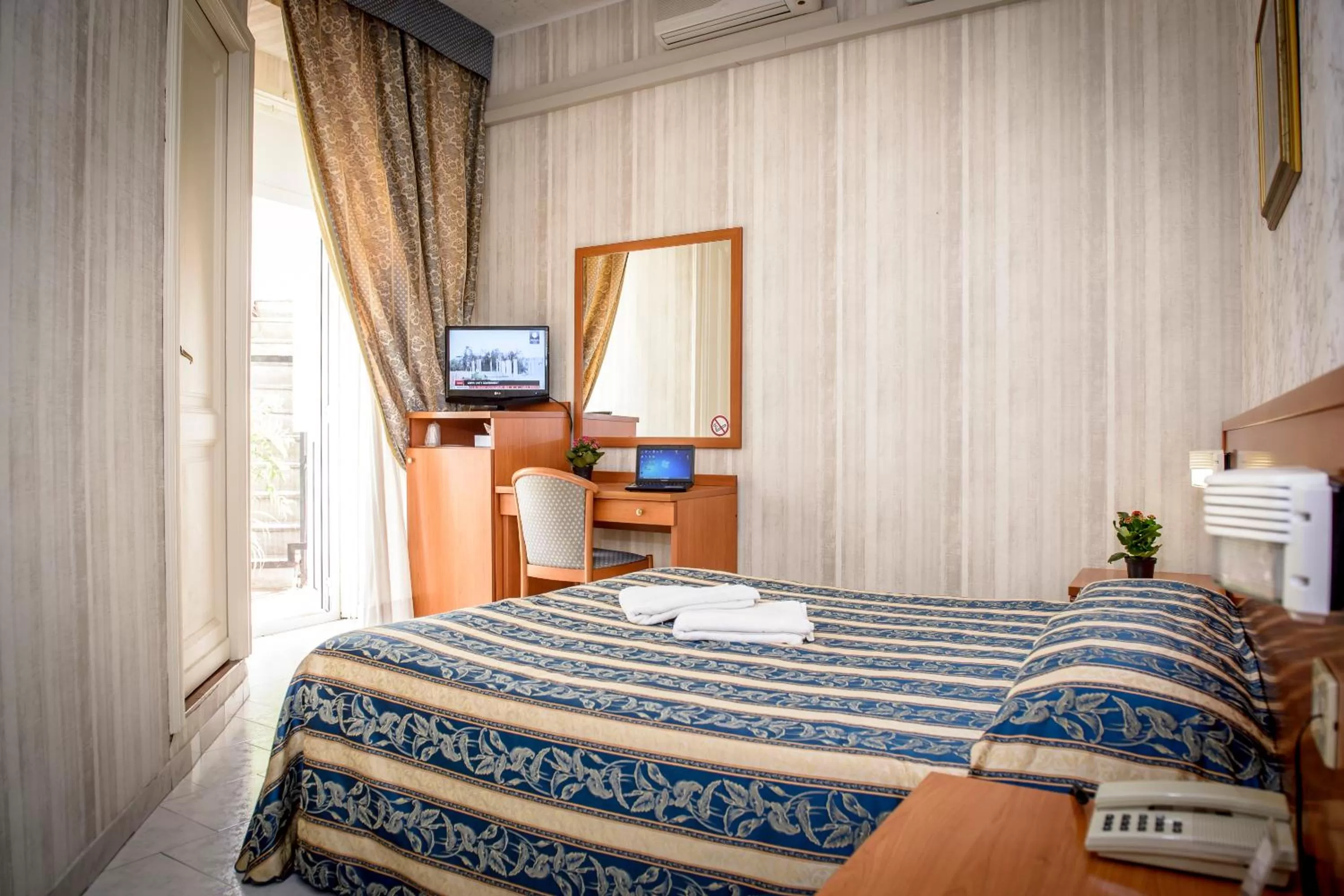 TV and multimedia, Bed in Hotel Emmaus