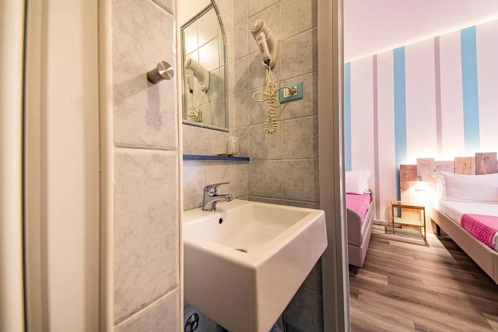 Bathroom, Bed in Hotel Majorca