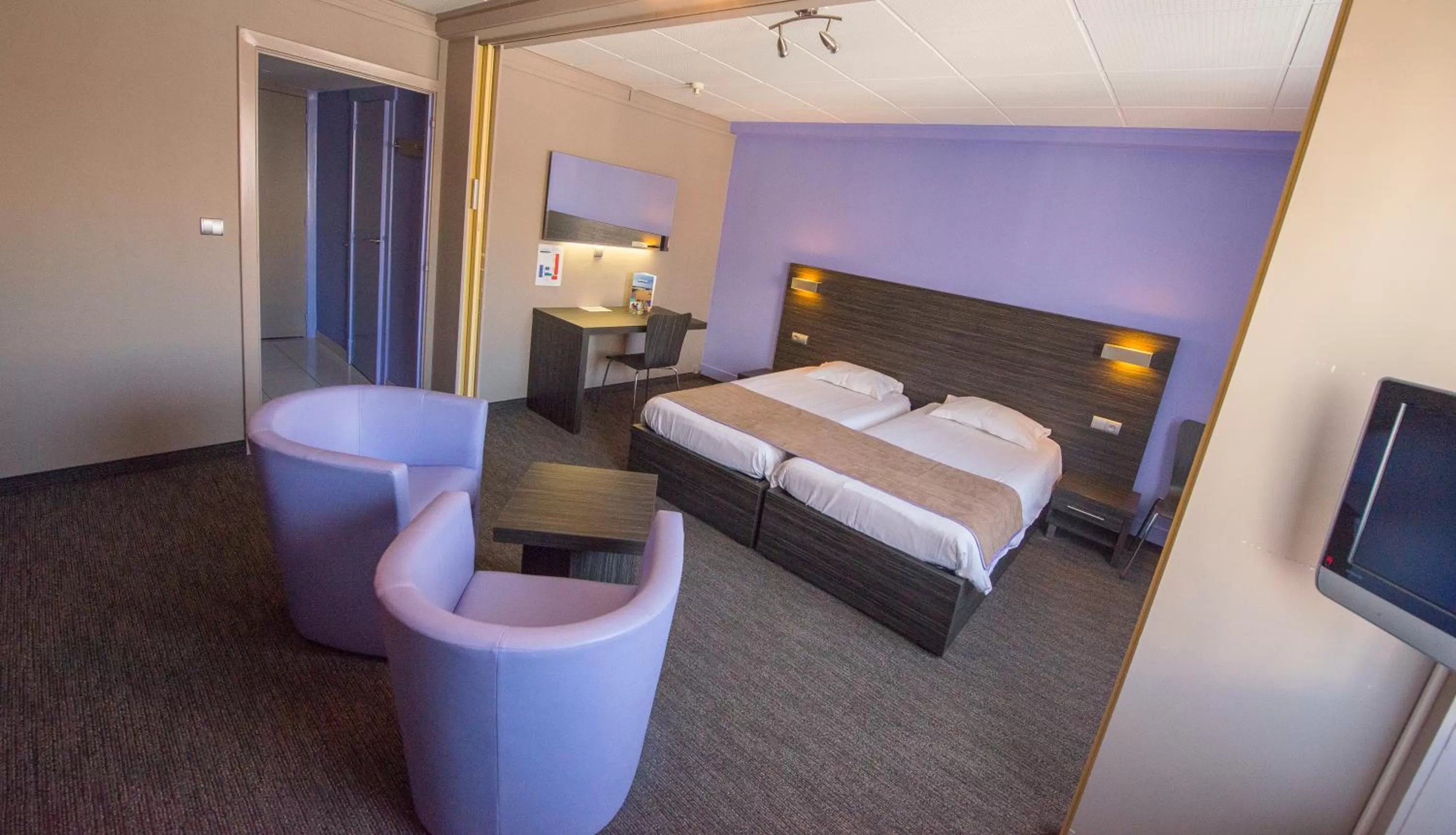 Photo of the whole room, Bed in Ostend Hotel