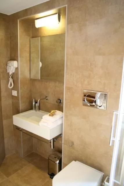 Bathroom in Cardilli Luxury Rooms