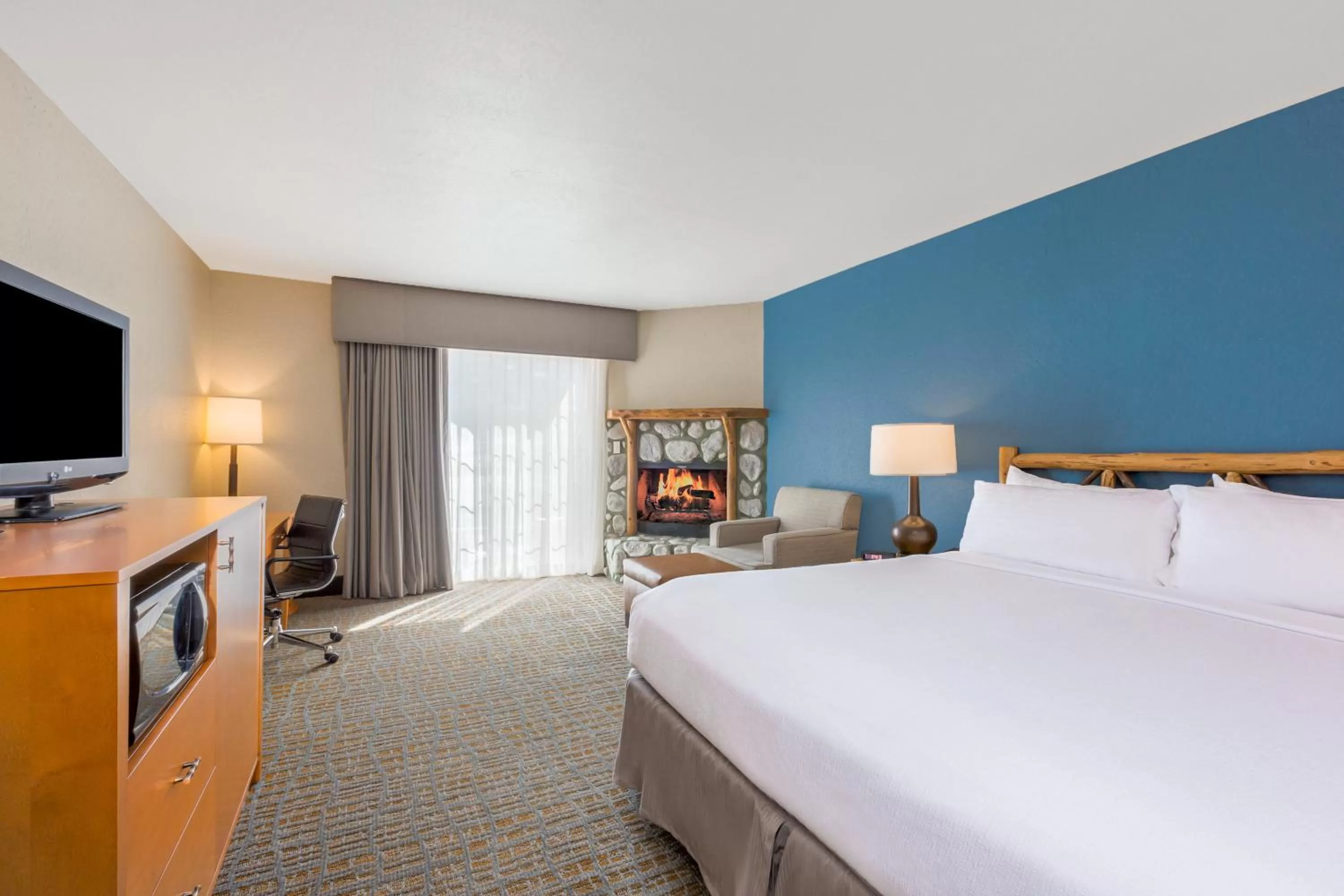 Photo of the whole room, Bed in Holiday Inn Resort The Lodge at Big Bear Lake by IHG