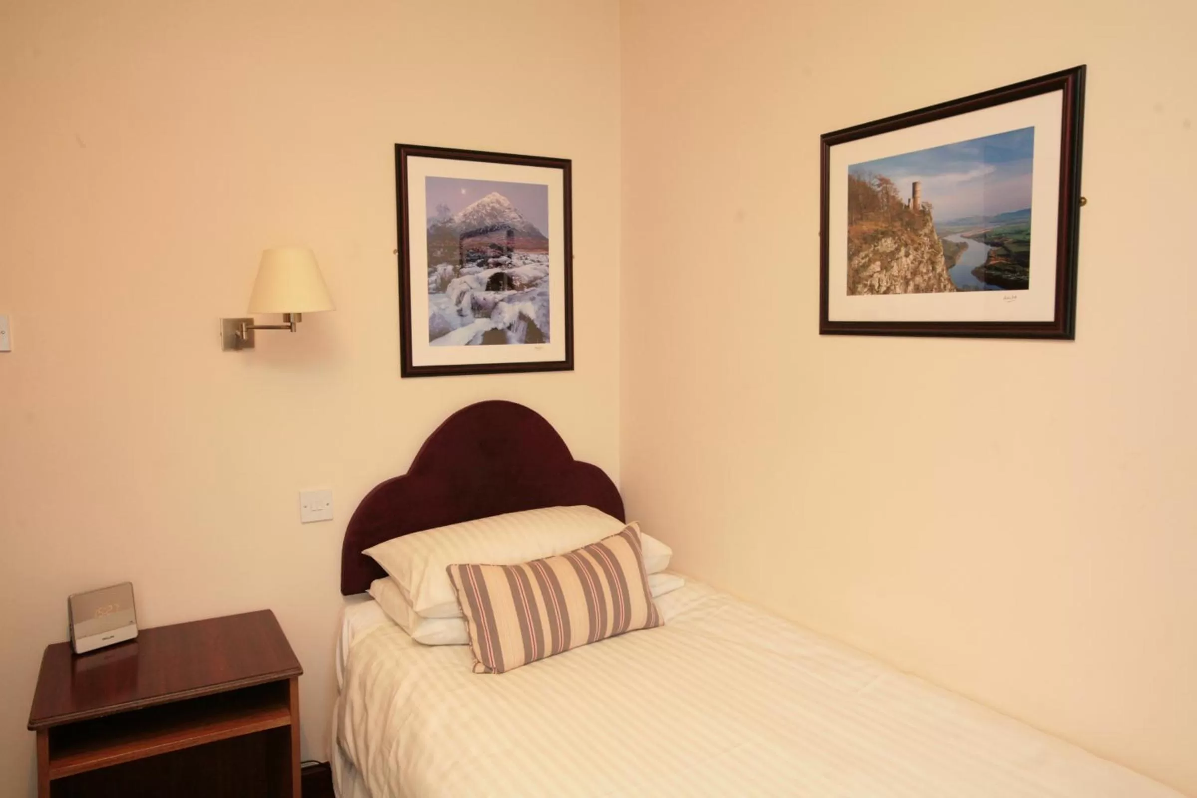 Bedroom, Bed in The Ship Inn