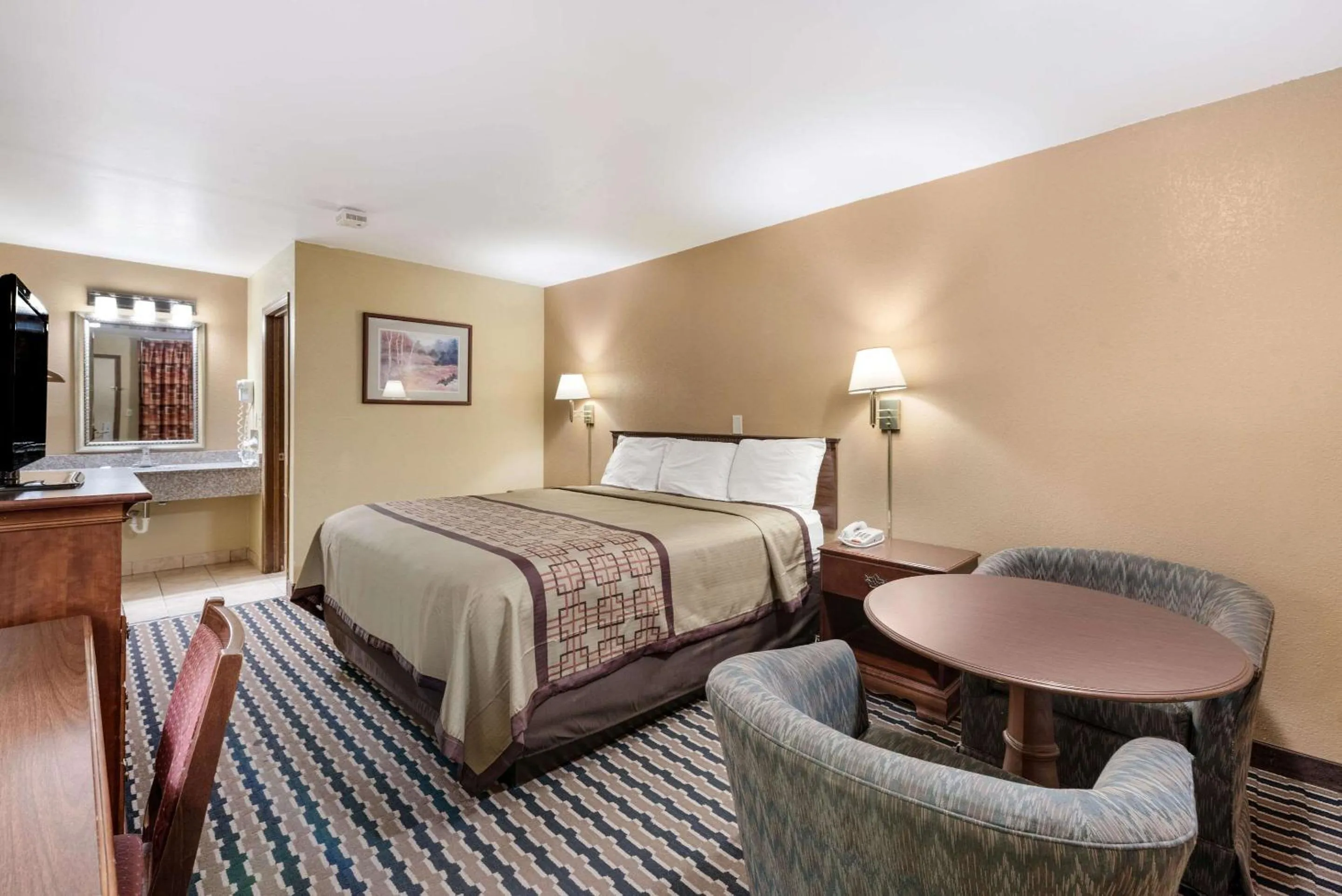 Photo of the whole room, Bed in Rodeway Inn Columbus West