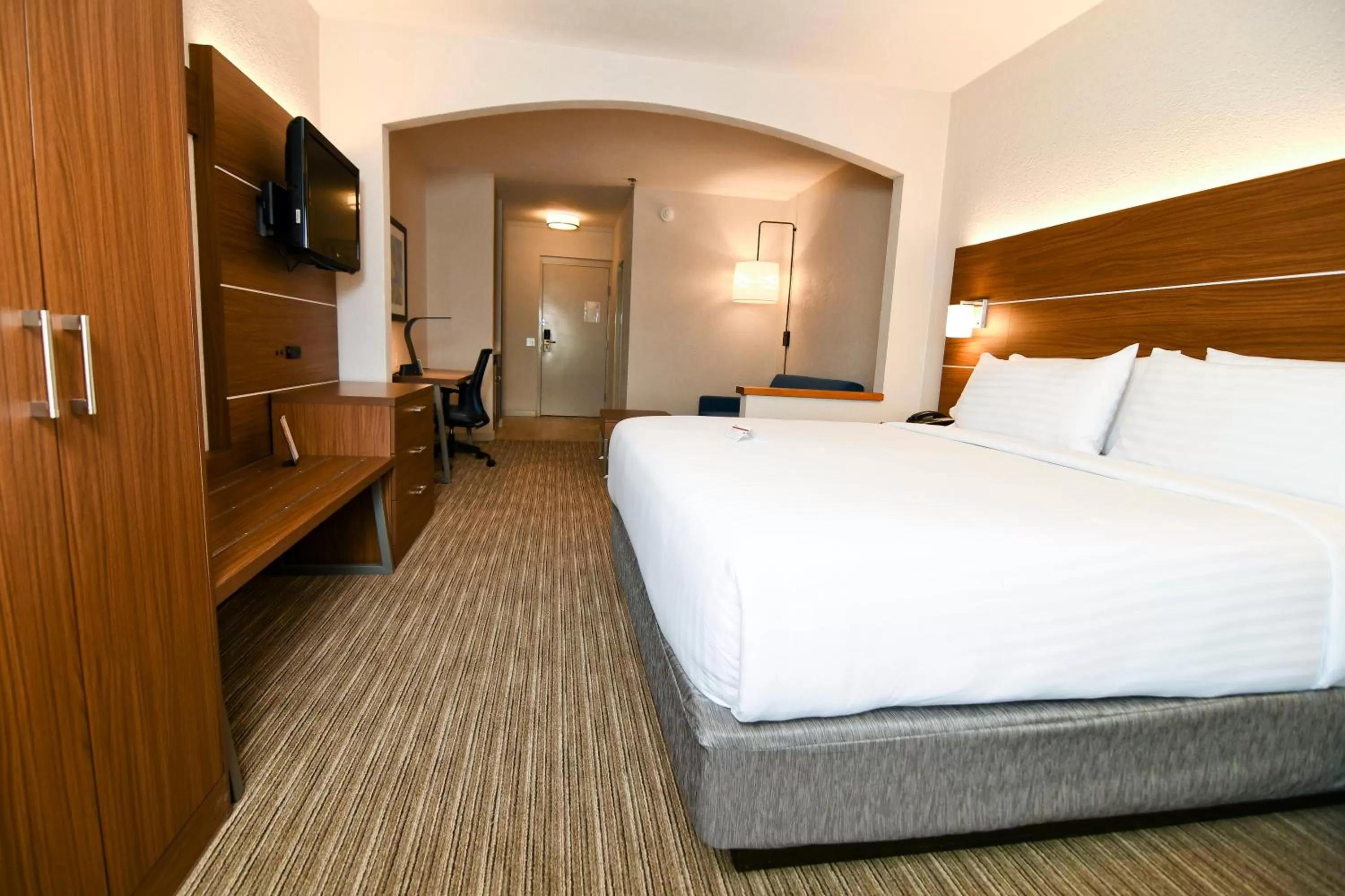 Photo of the whole room, Bed in Holiday Inn Express Hotel & Suites Port Clinton-Catawba Island by IHG