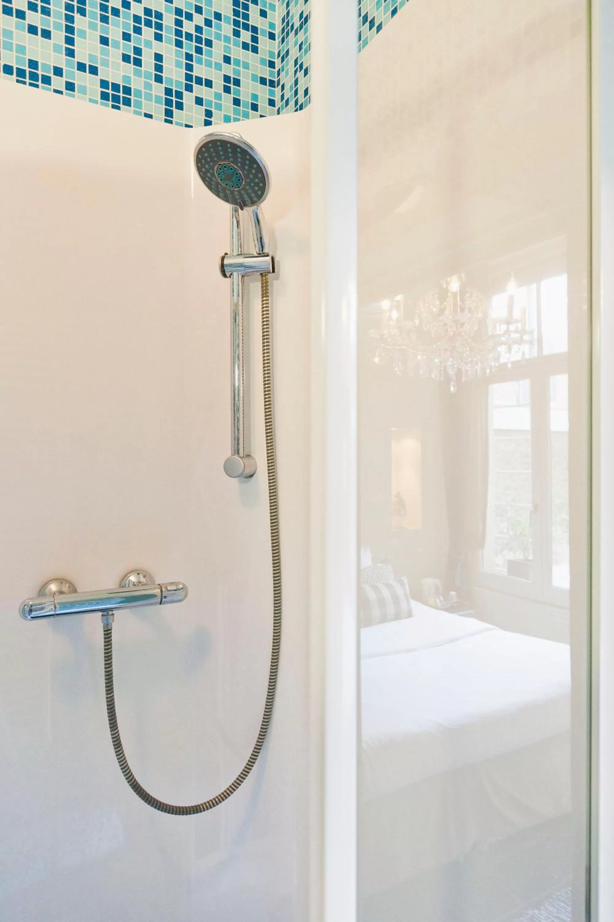 Shower in Hotel Diamonds and Pearls