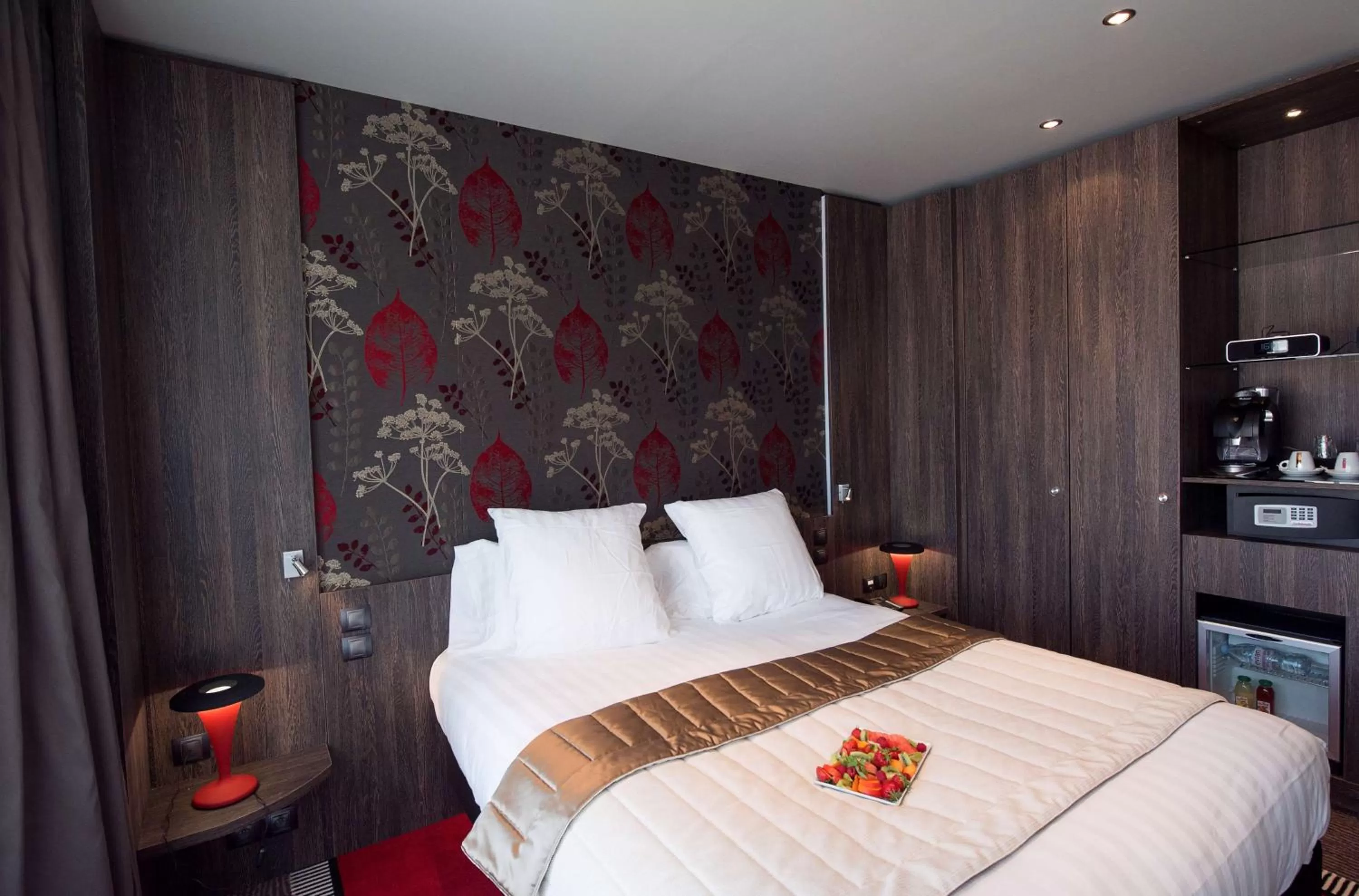 TV and multimedia, Bed in Best Western Premier Le Patio des Artistes Wellness Jacuzzi