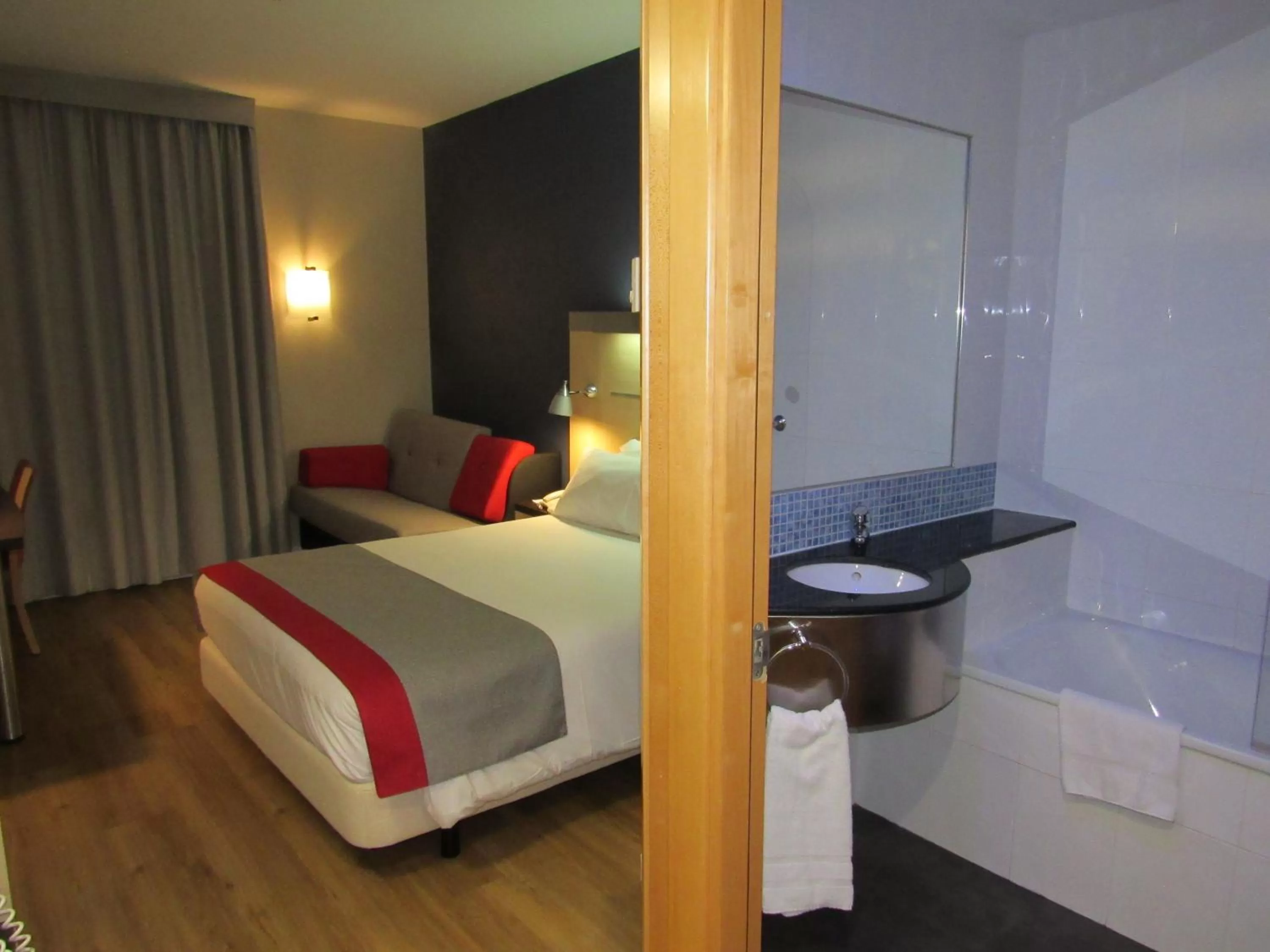 Toilet, Bed in Holiday Inn Express Sant Cugat by IHG