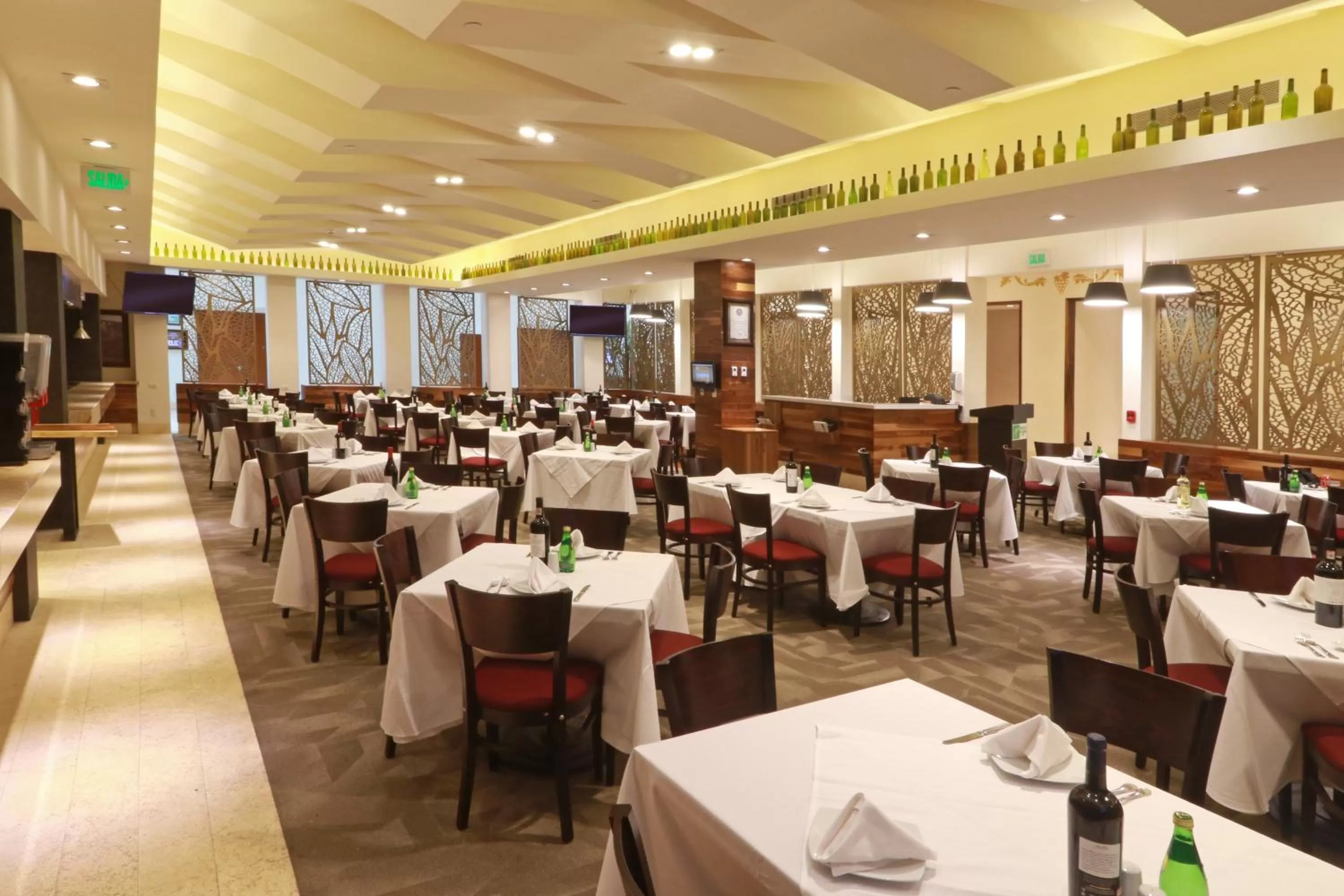 Restaurant/places to eat in Holiday Inn & Suites Plaza Mayor by IHG