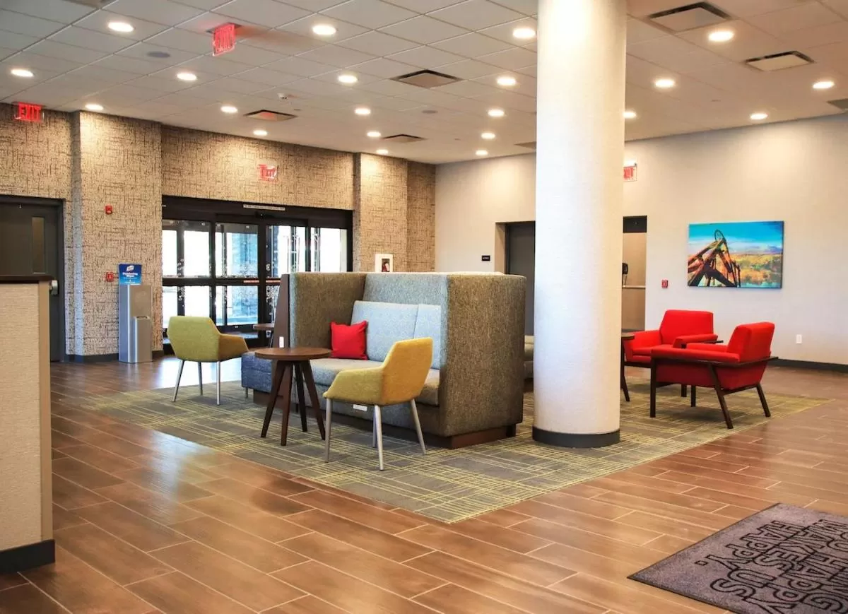 Seating area in Hampton Inn Lead