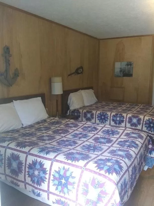 Bed in Whispering Creek Lodging & RV Resort