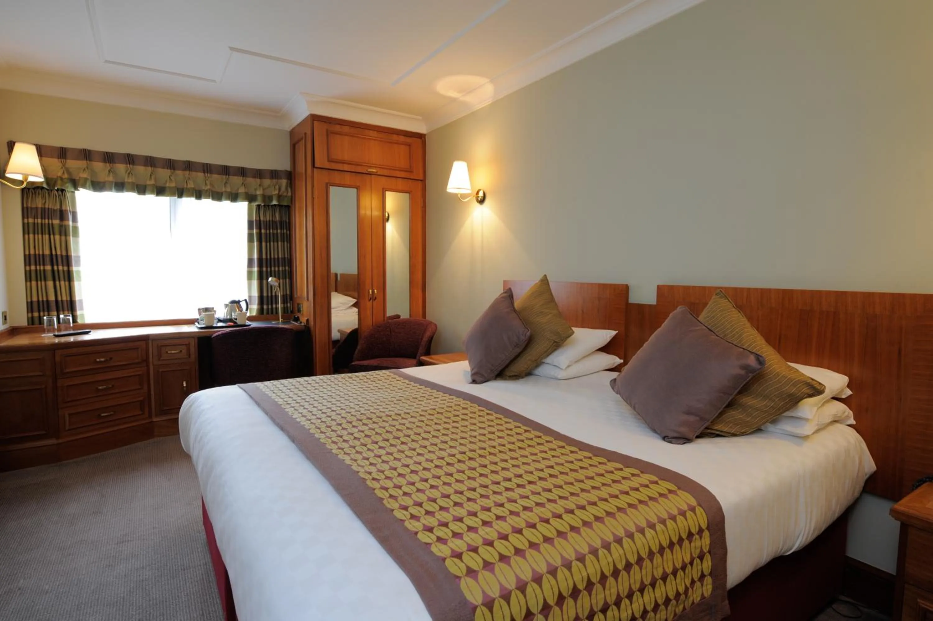 Bed in Best Western Plus Pinewood Manchester Airport-Wilmslow Hotel